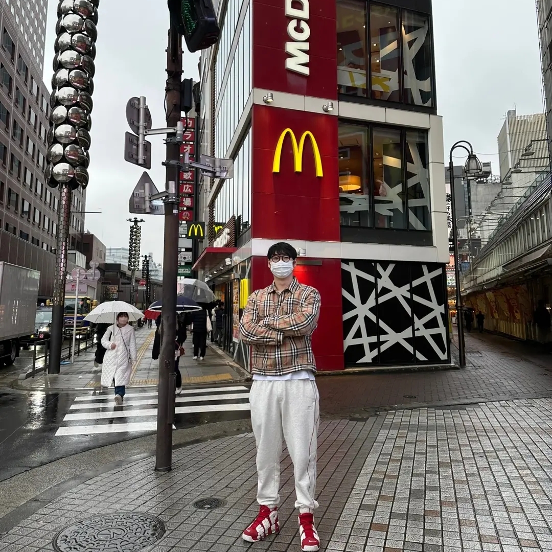 Supreme x Burberry Denim Trucker Jacket Beige - 22SS, Nike x Supreme Air More Uptempo Suptempo Red 착용 스타일 - 2