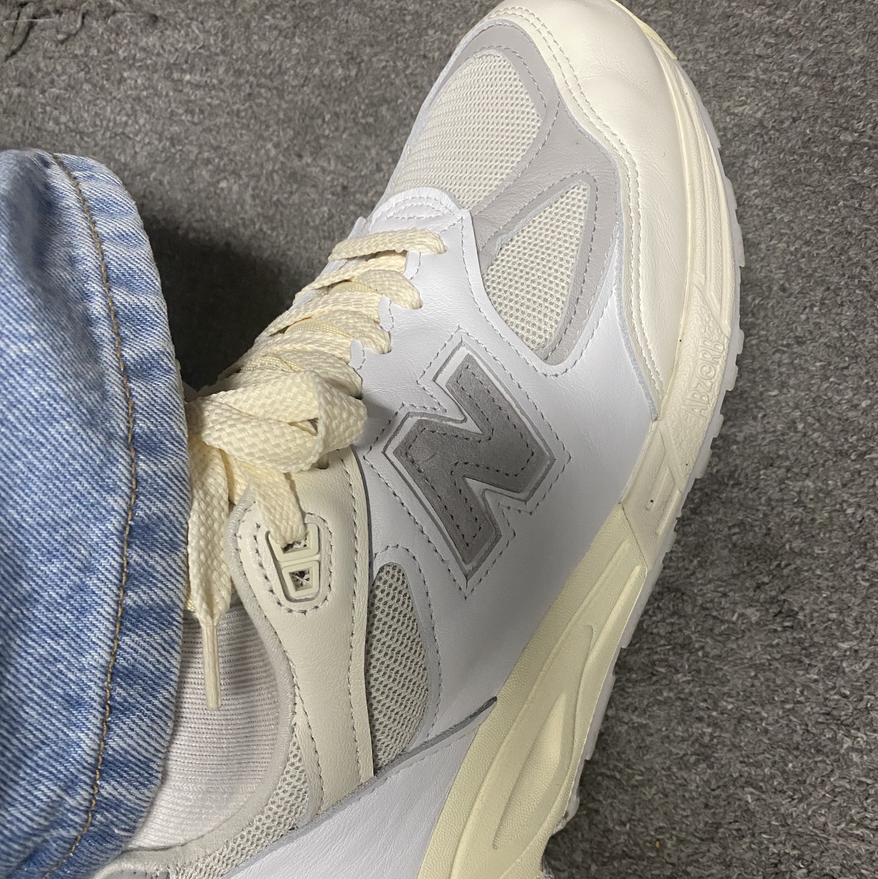 New Balance 990v2 Made in USA Sea Salt 착용 스타일 - 2