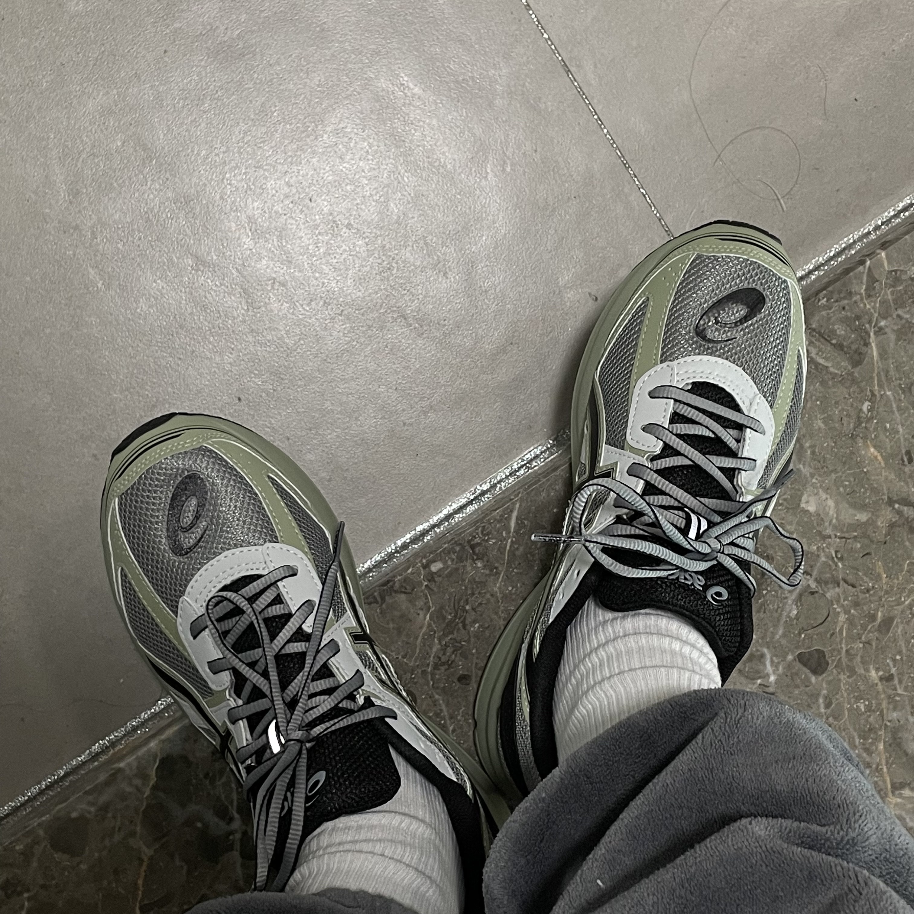 Asics Jog 100 S Sheet Rock - 2E Wide 착용 스타일 - 3