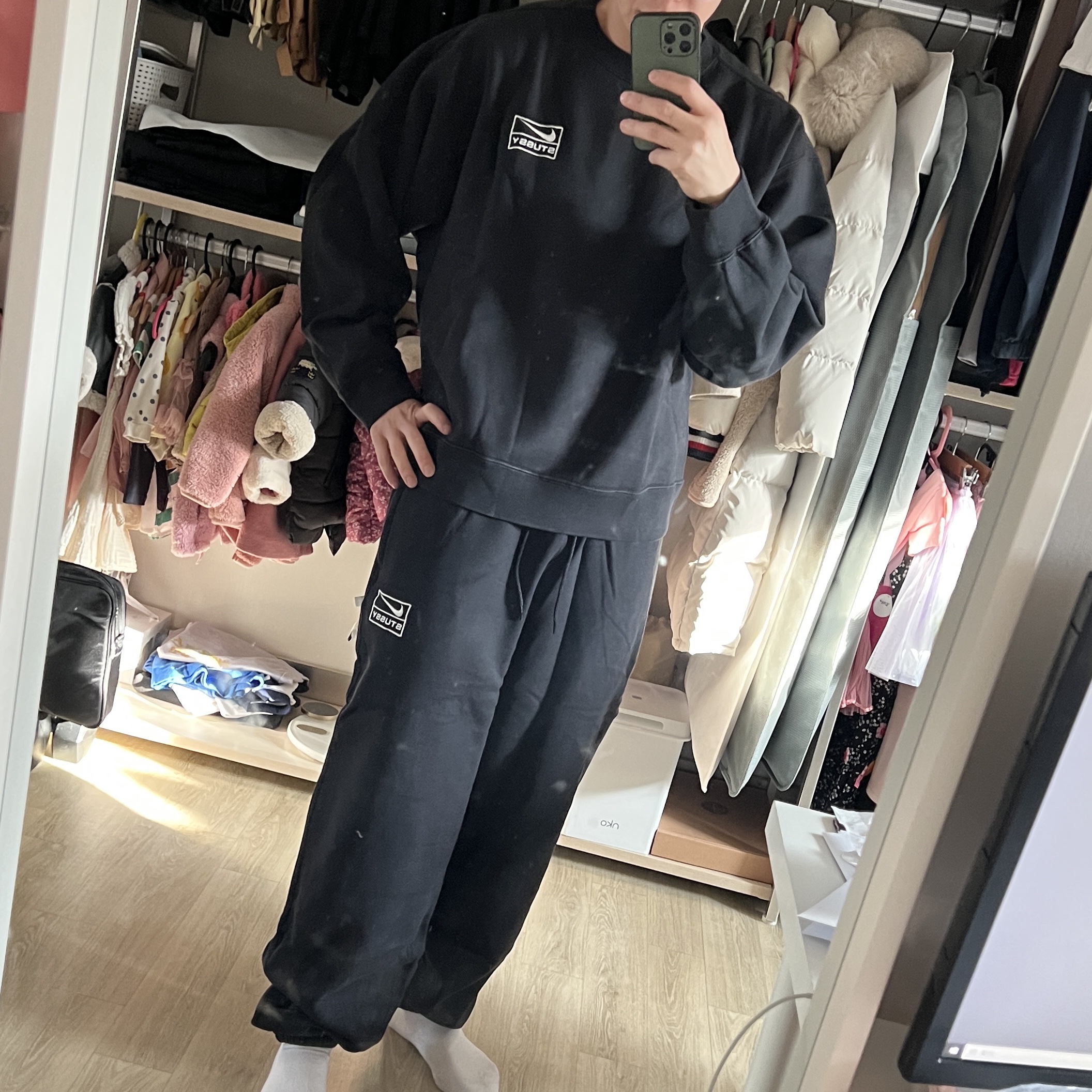 Nike x Stussy NRG Washed Fleece Crewneck Black (DO5310-010), Nike x Stussy NRG Washed Fleece Pants Black (DO5296-010) 착용 스타일