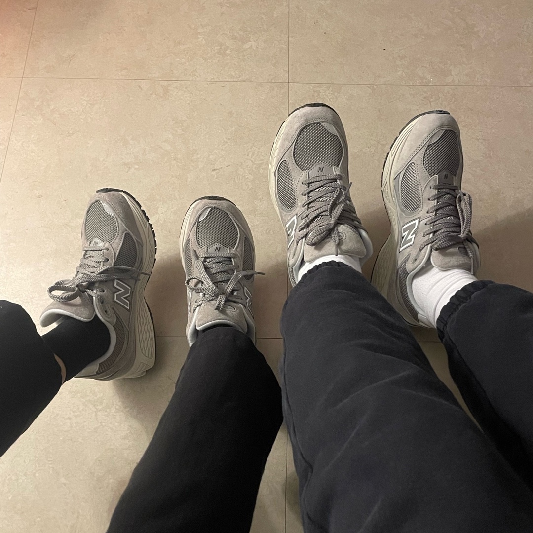 New Balance 2002R Grey 착용 스타일