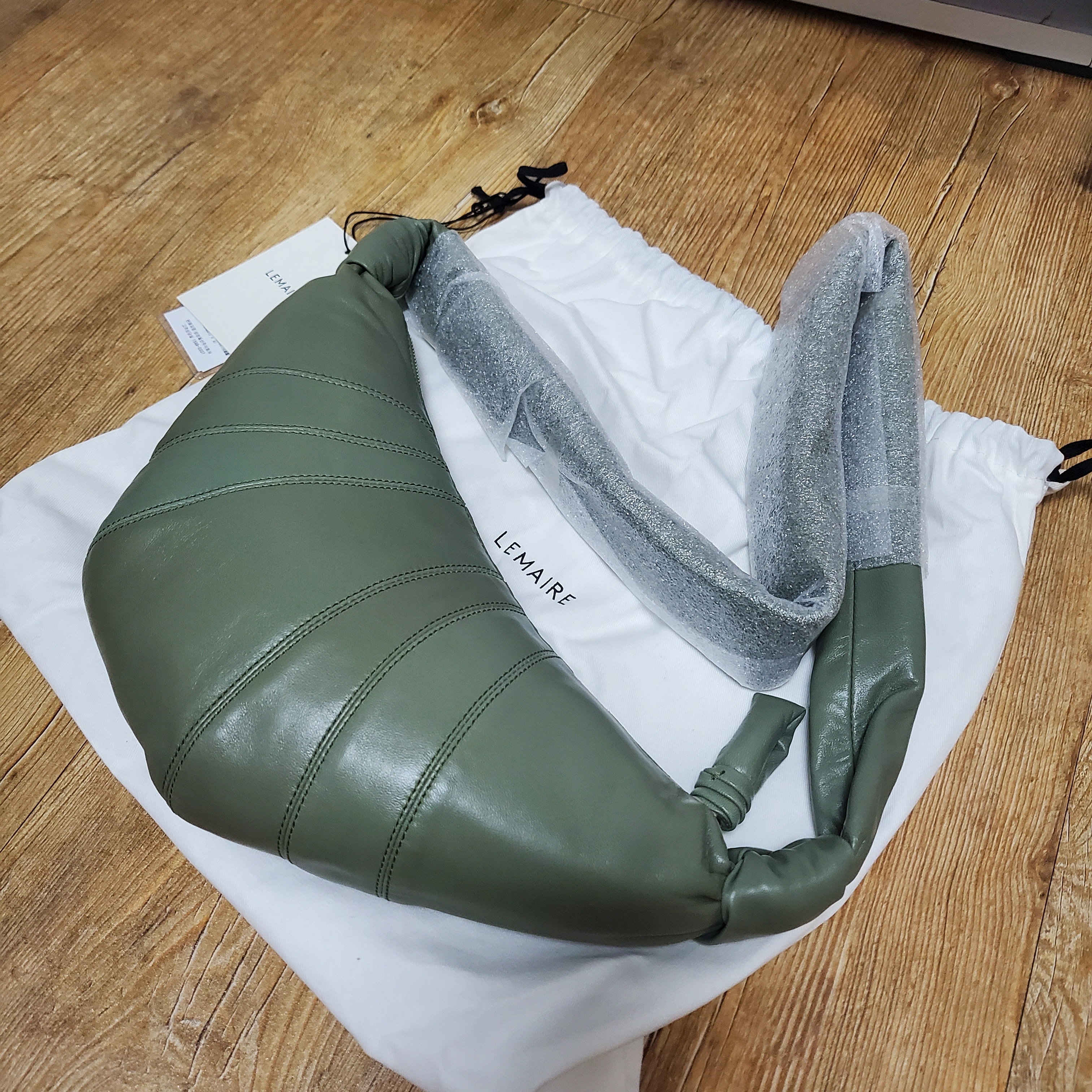 Lemaire Small Croissant Bag Soft Nappa Leather Hedge Green 착용 스타일