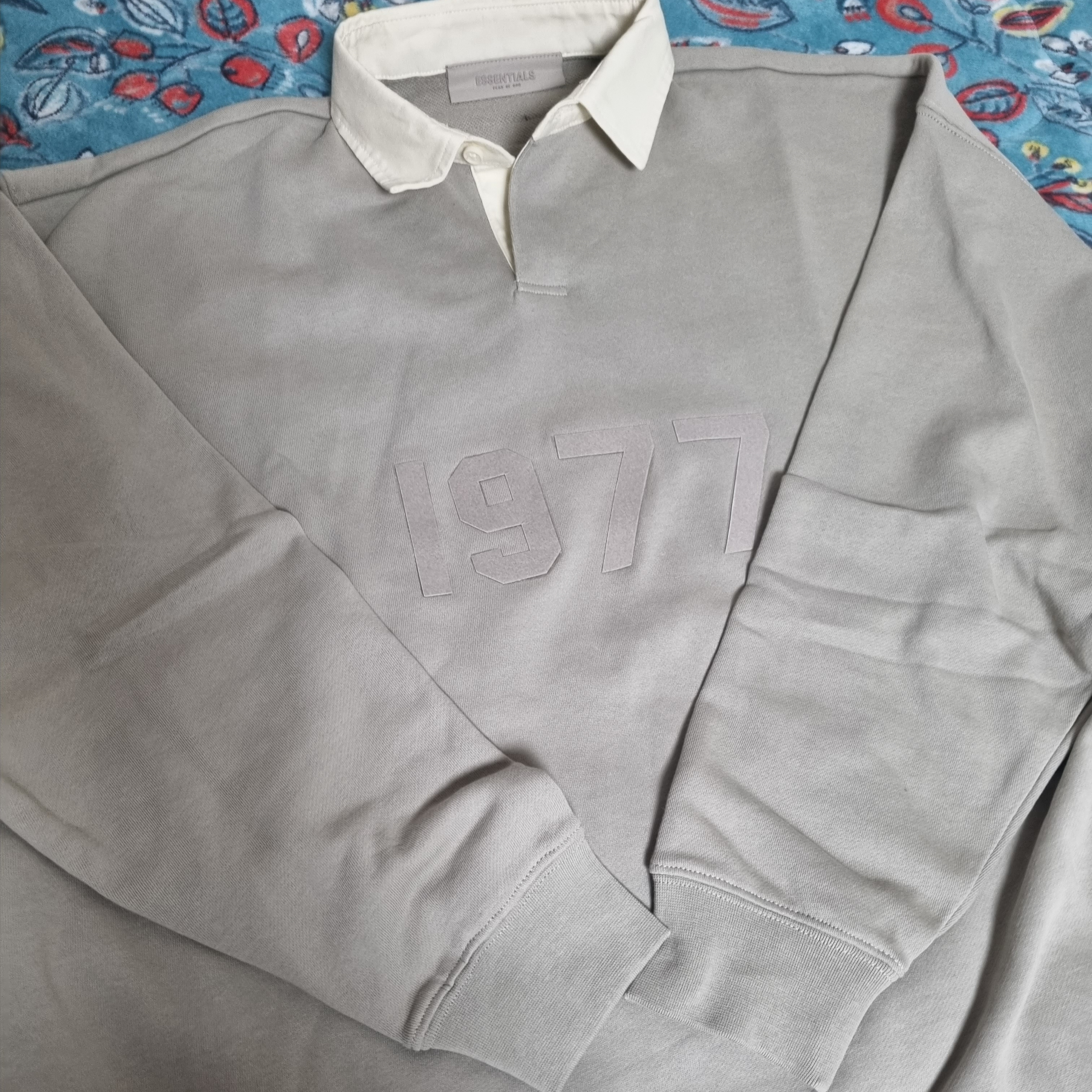 Essentials 1977 Henley Rugby Long Sleeve Polo Smoke - 22FW 착용 스타일
