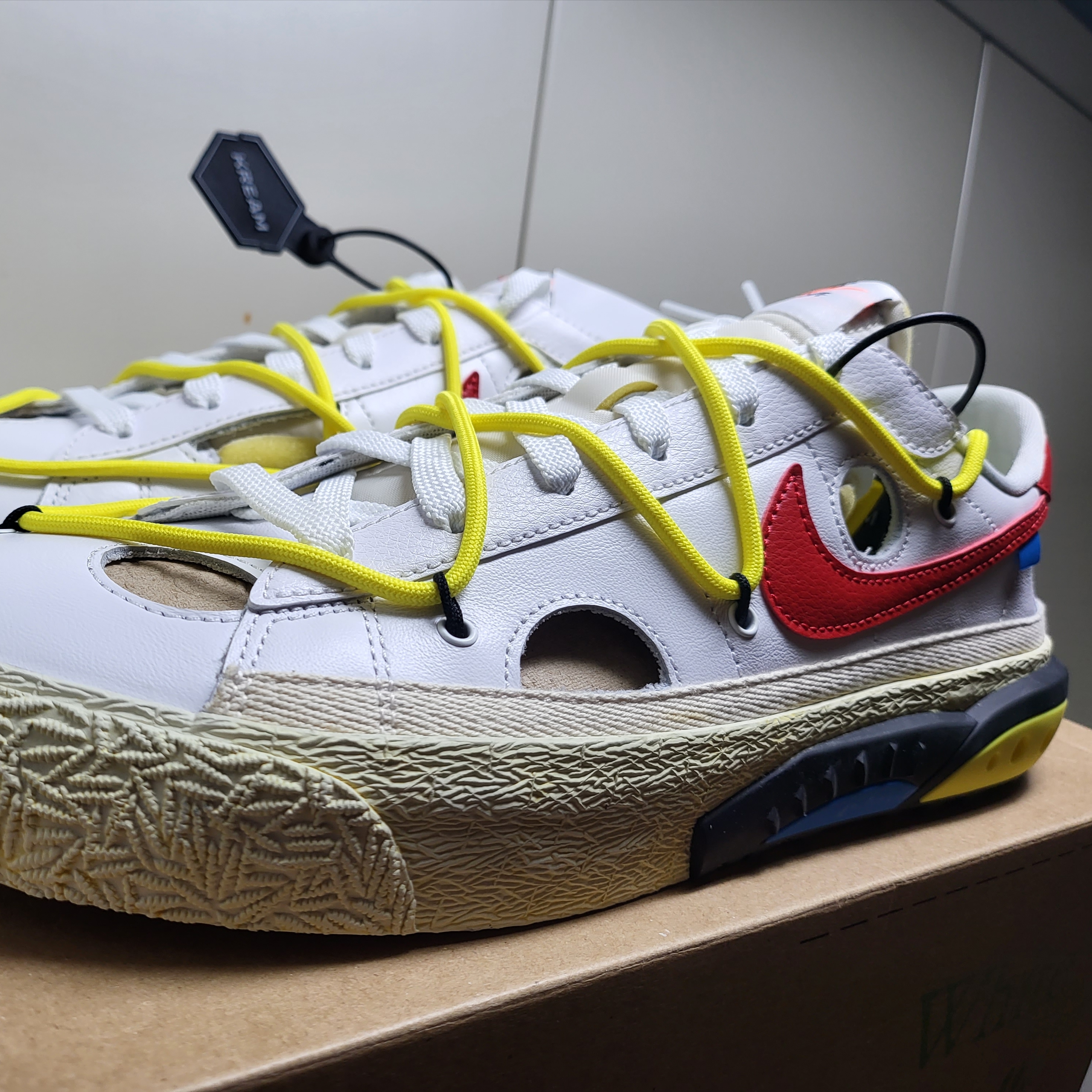 Nike x Off-White Blazer Low '77 White and University Red 착용 스타일