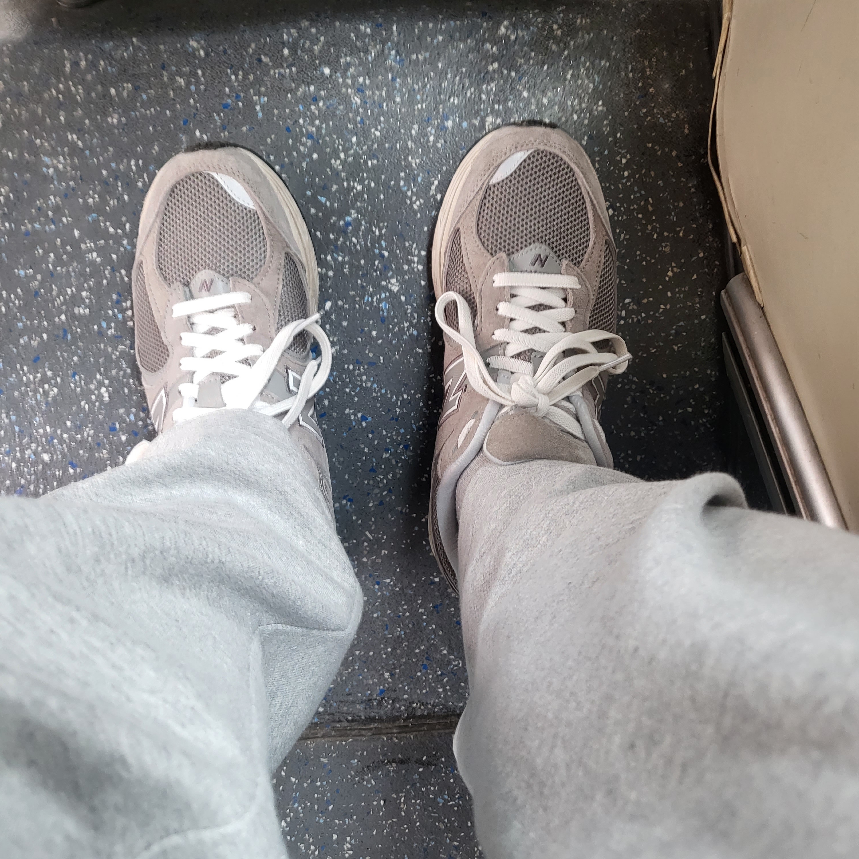 New Balance 2002R Grey 착용 스타일