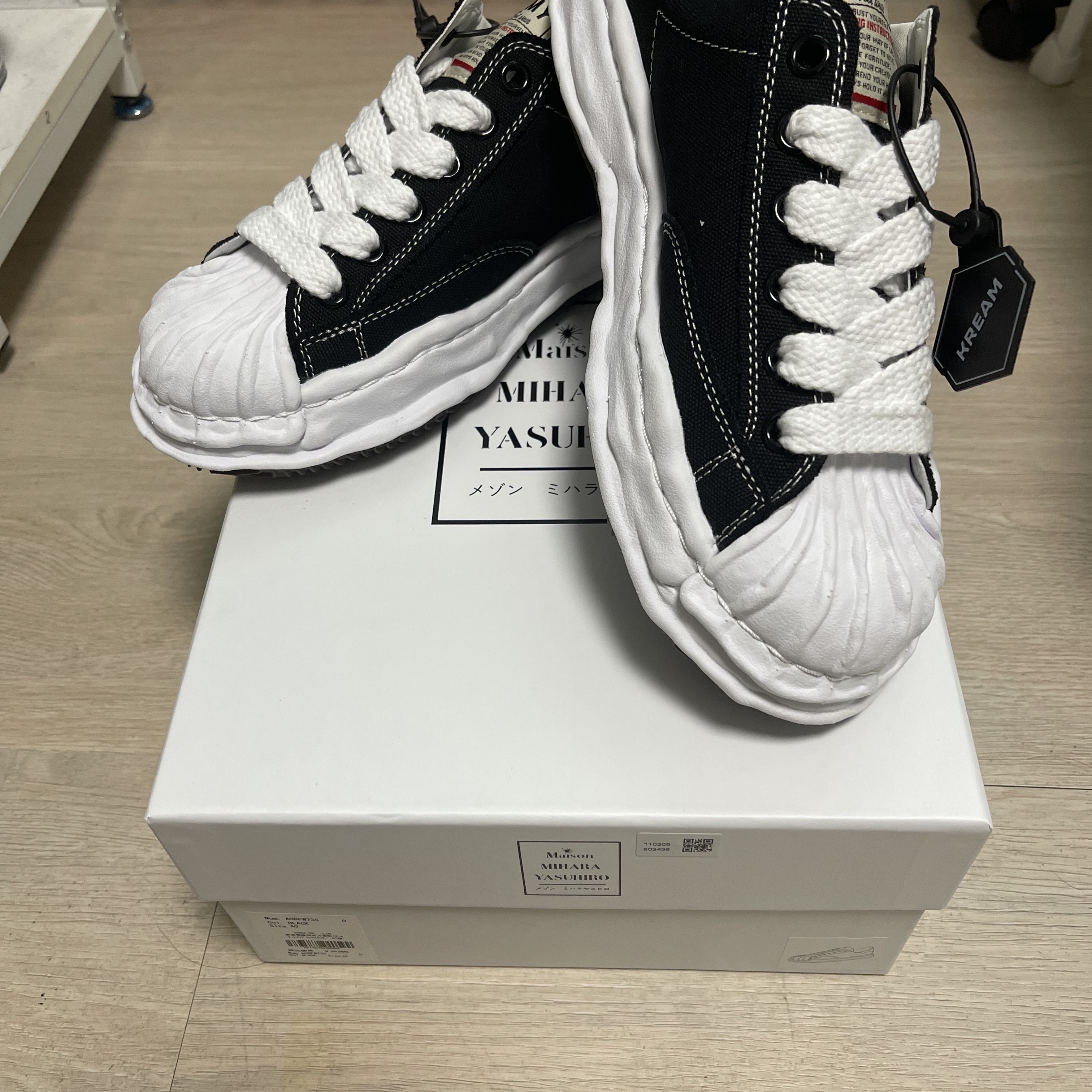 Maison Mihara Yasuhiro Blakey OG Sole Canvas Low-top Sneakers Black White 착용 스타일 - 1