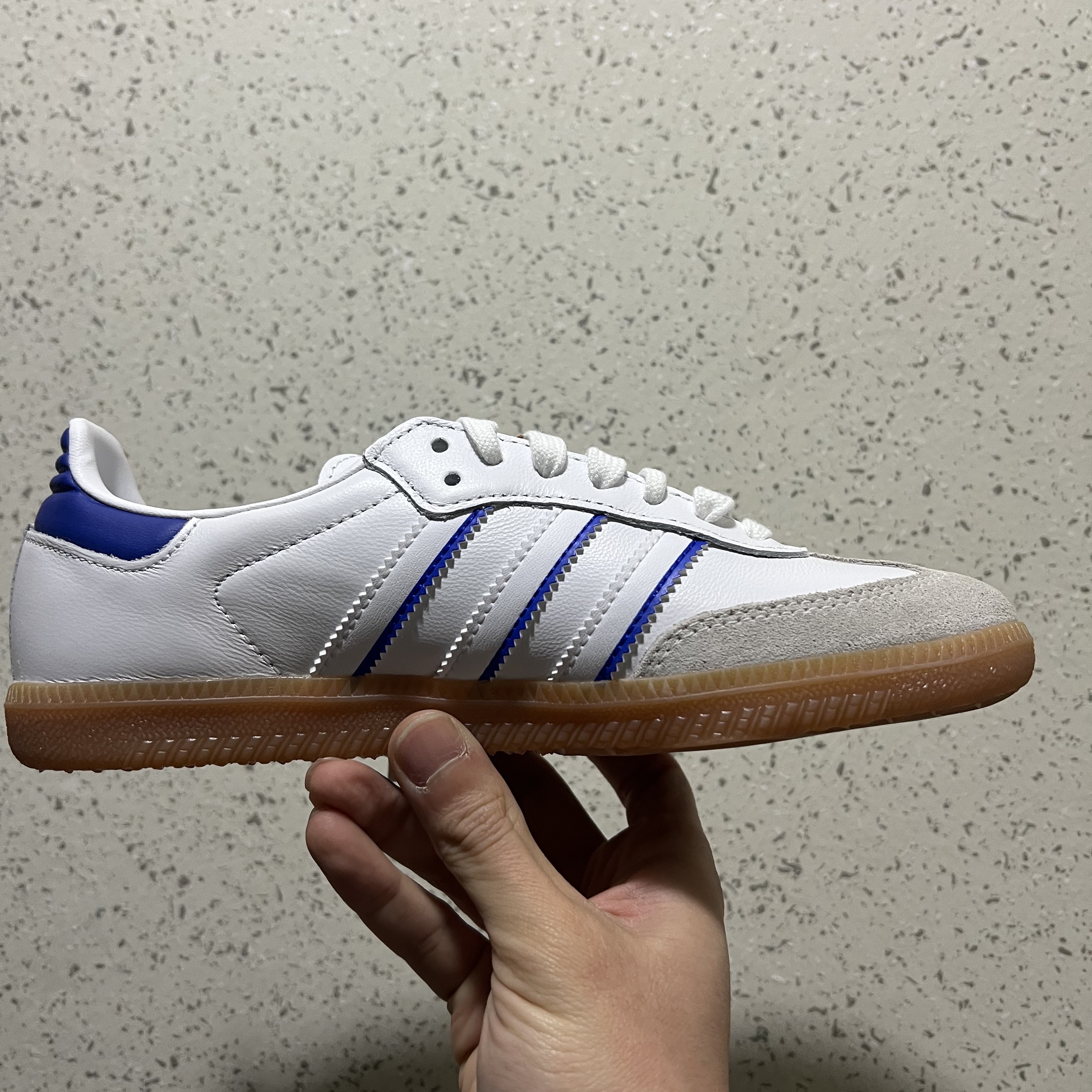 Adidas Samba Cloud White Lucid Blue 착용 스타일 - 1