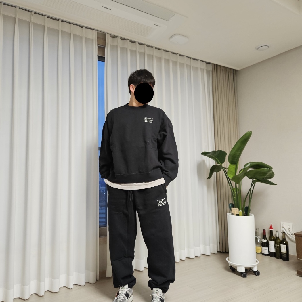 Nike x Stussy NRG Washed Fleece Crewneck Black (DO5310-010), Nike x Stussy NRG Washed Fleece Pants Black (DO5296-010) 착용 스타일 - 1