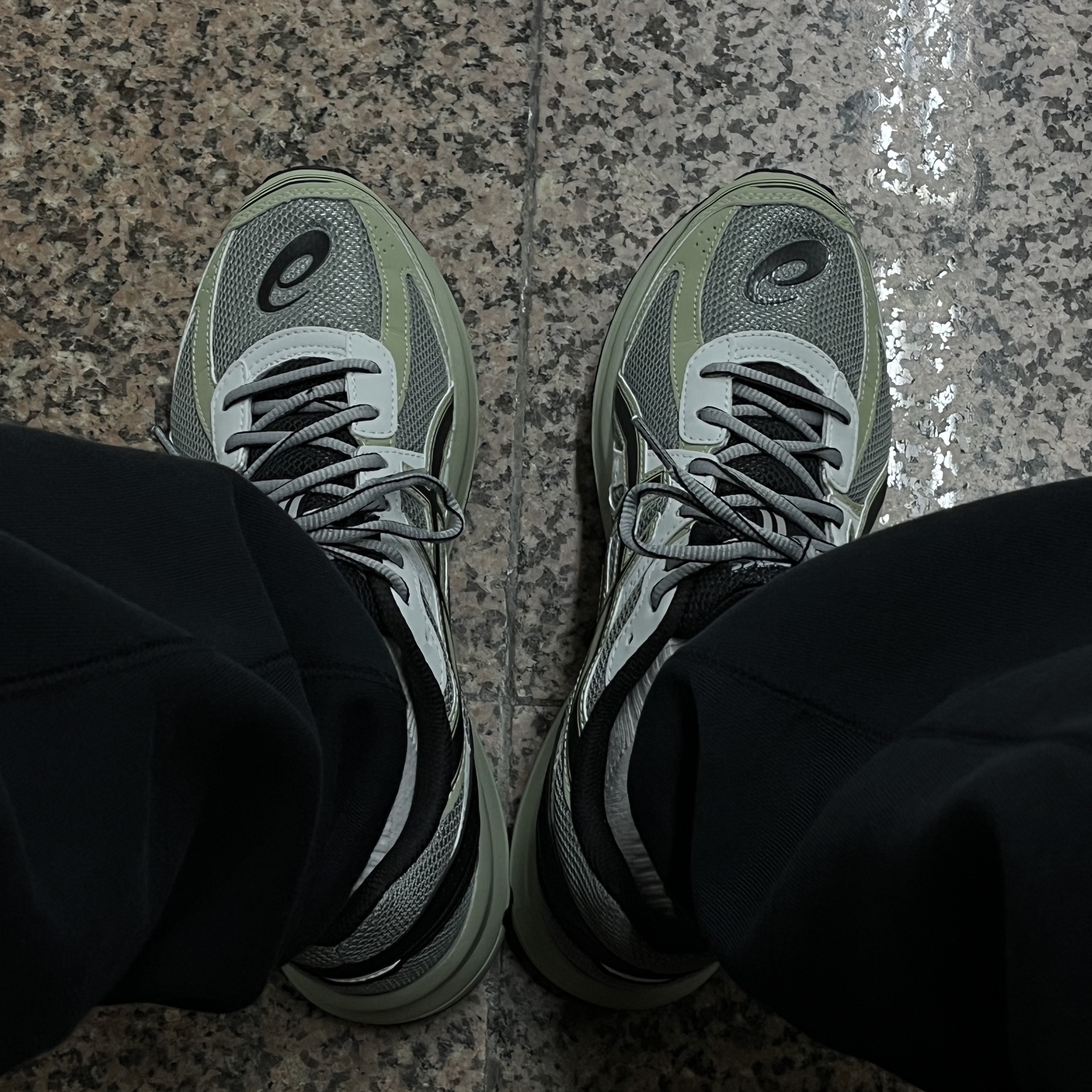 Asics Jog 100 S Sheet Rock - 2E Wide, Nike x Stussy NRG RA Washed Fleece Pants Black (DN4030-010) 착용 스타일
