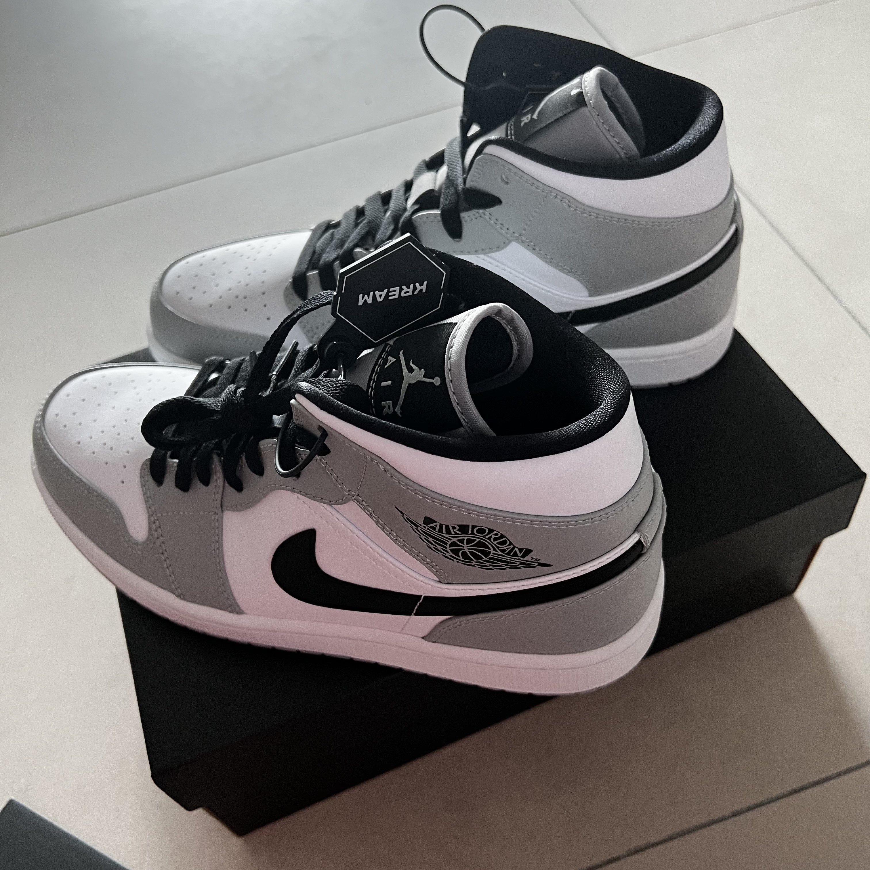 Jordan 1 Mid Light Smoke Grey 착용 스타일