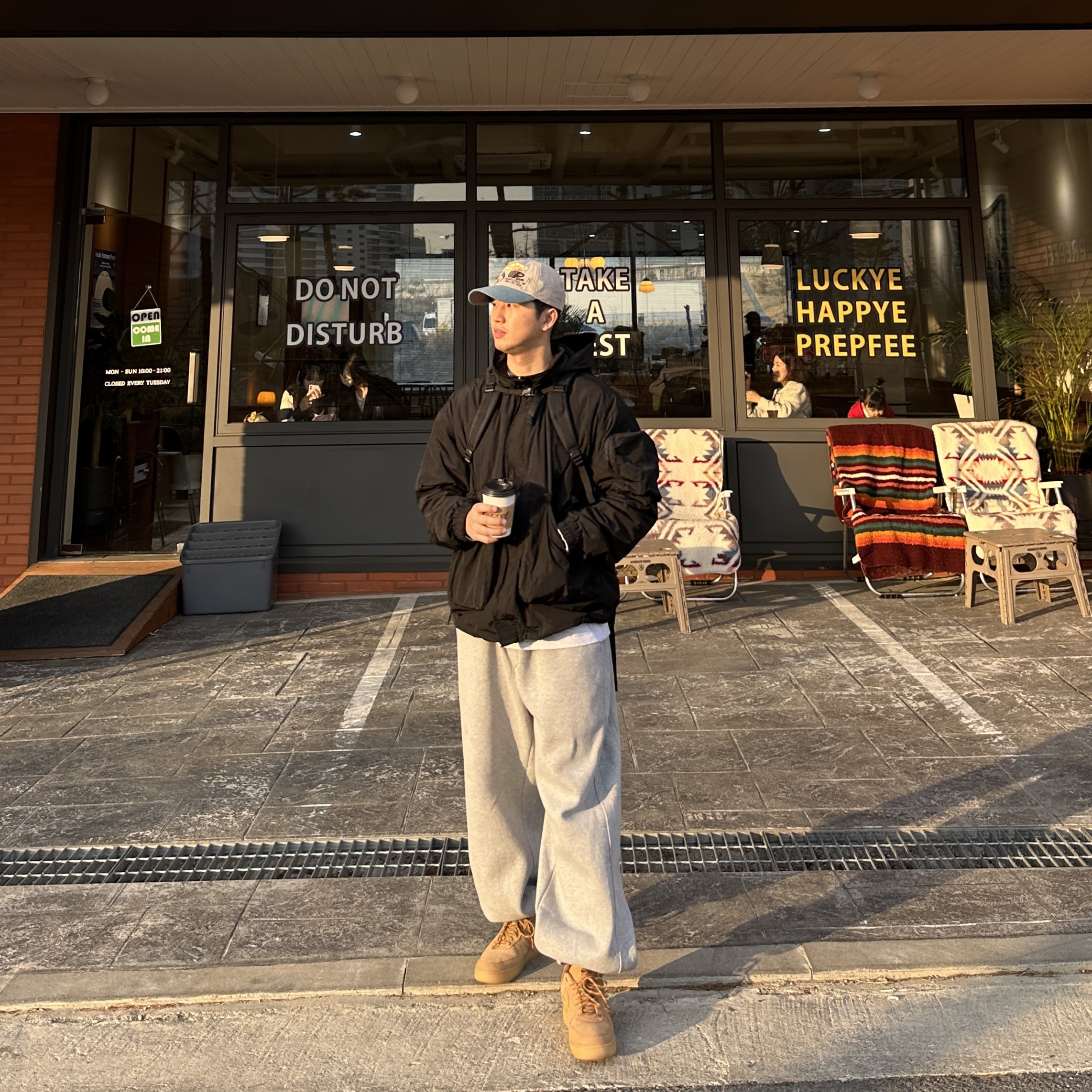 Nike Air Force 1 '07 WB Flax, Arc'teryx Mantis 26 Backpack Black 착용 스타일 - 2