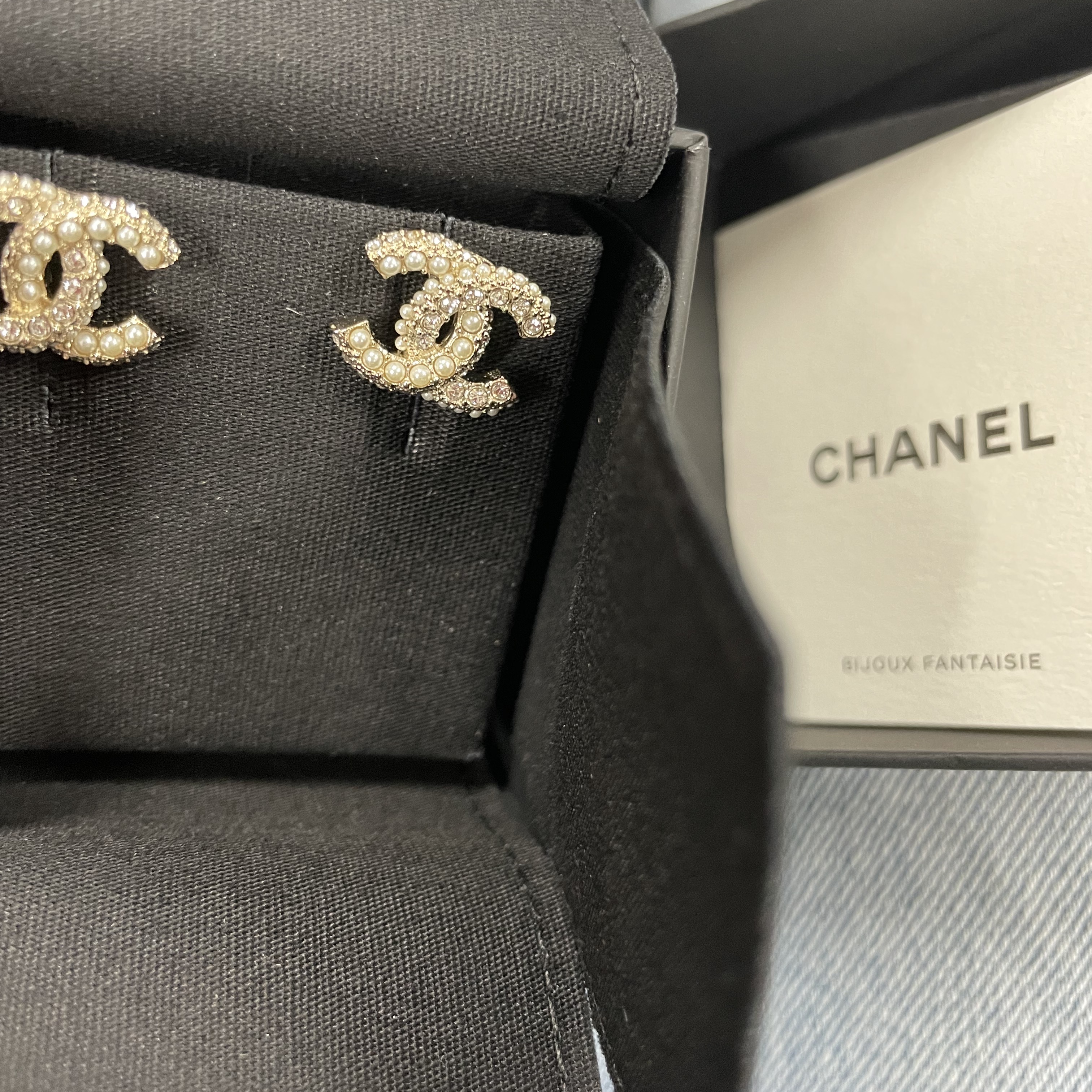 (W) Chanel Earrings Metal Glass Pearls Strass & Gold Pearly White Crystal 착용 스타일