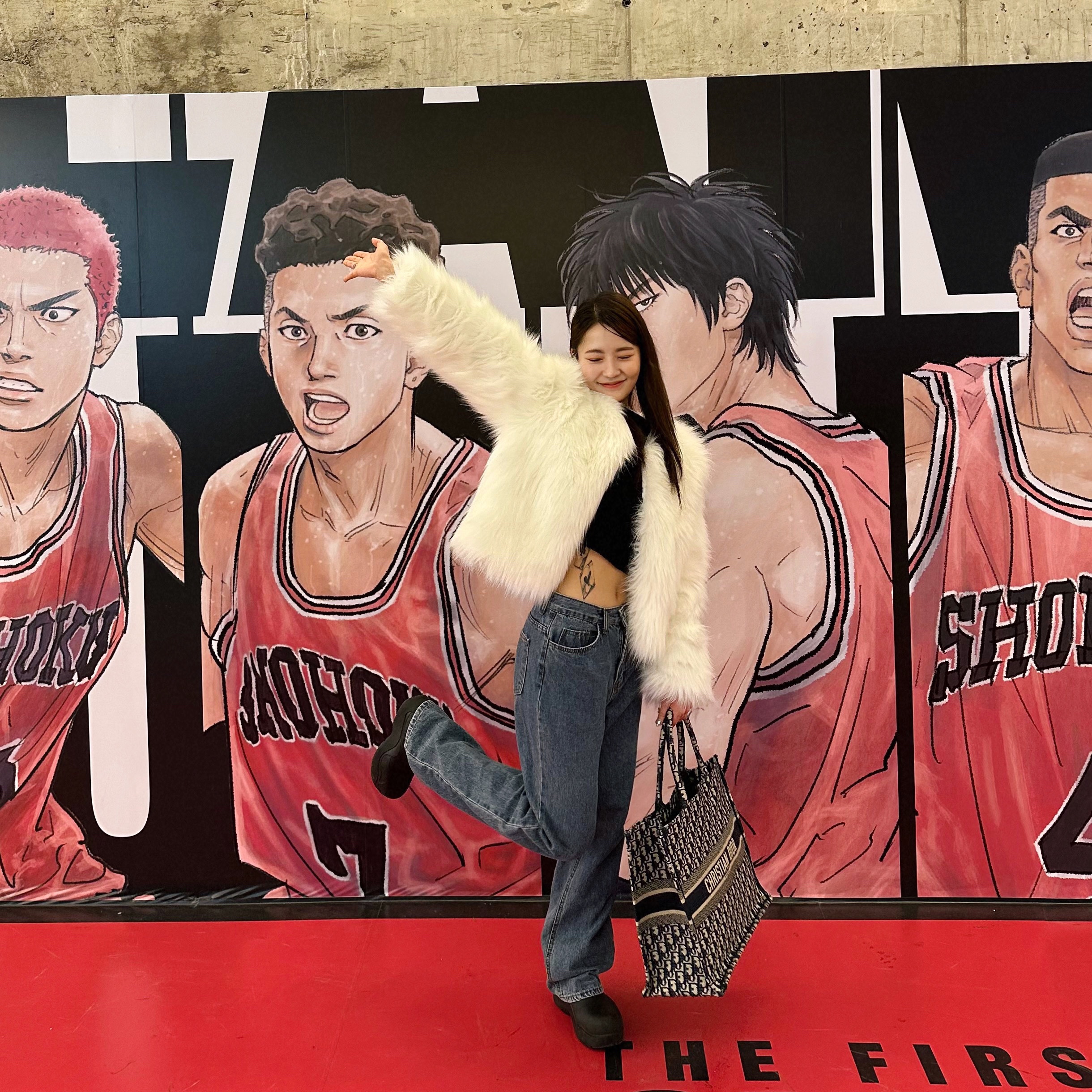 Dior Large Book Tote Blue Dior Oblique Embroidery, Bottega Veneta Puddle Ankle Boots Black 착용 스타일 - 1