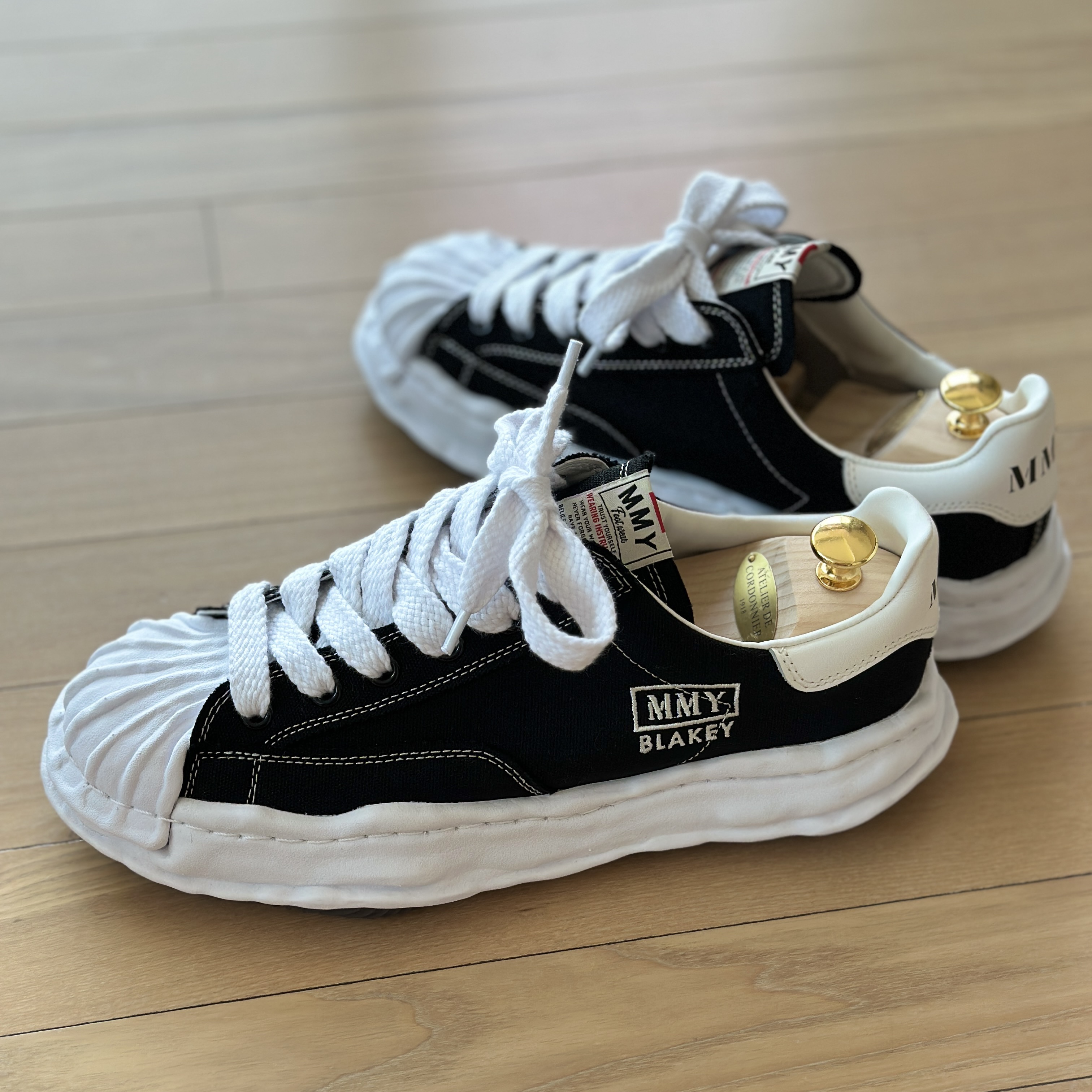 Maison Mihara Yasuhiro Blakey OG Sole Canvas Low-top Sneakers Black White 착용 스타일 - 2