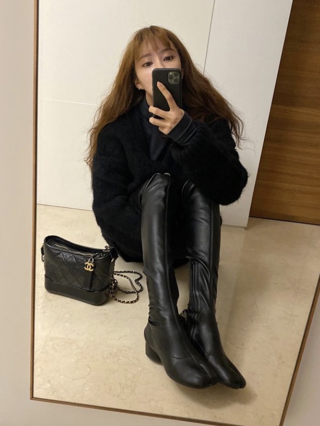 Chanel Gabrielle Small Hobo Bag Aged Calfskin & Gold Black 착용 스타일