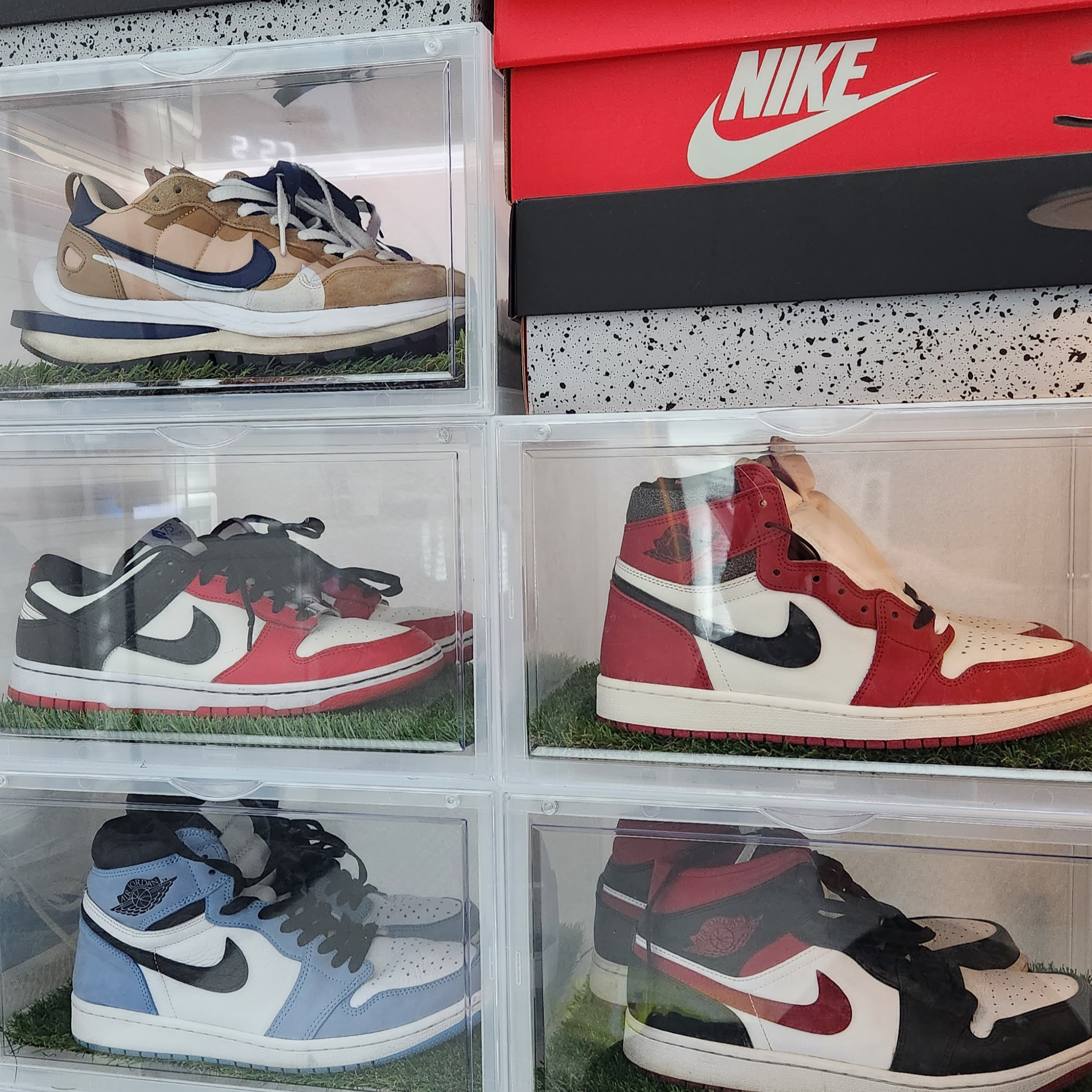Jordan 1 Retro High OG Chicago 2022, Nike x NBA Dunk Low Retro EMB Black and Chile Red 착용 스타일