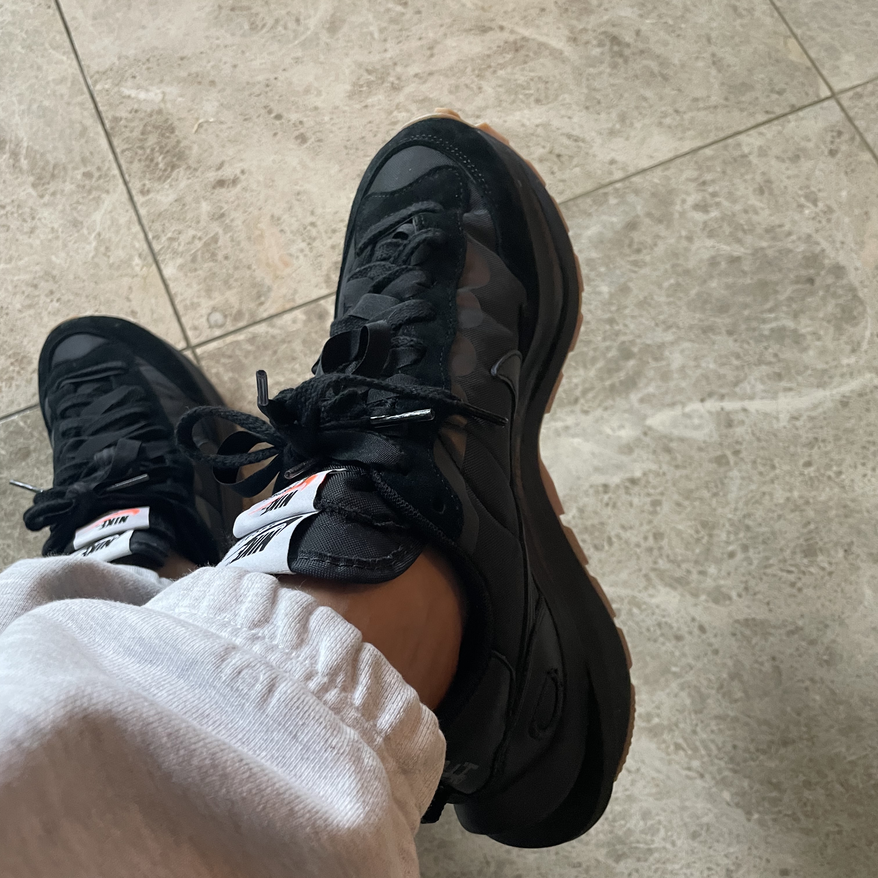 Nike x Sacai VaporWaffle Black and Gum 착용 스타일 - 1