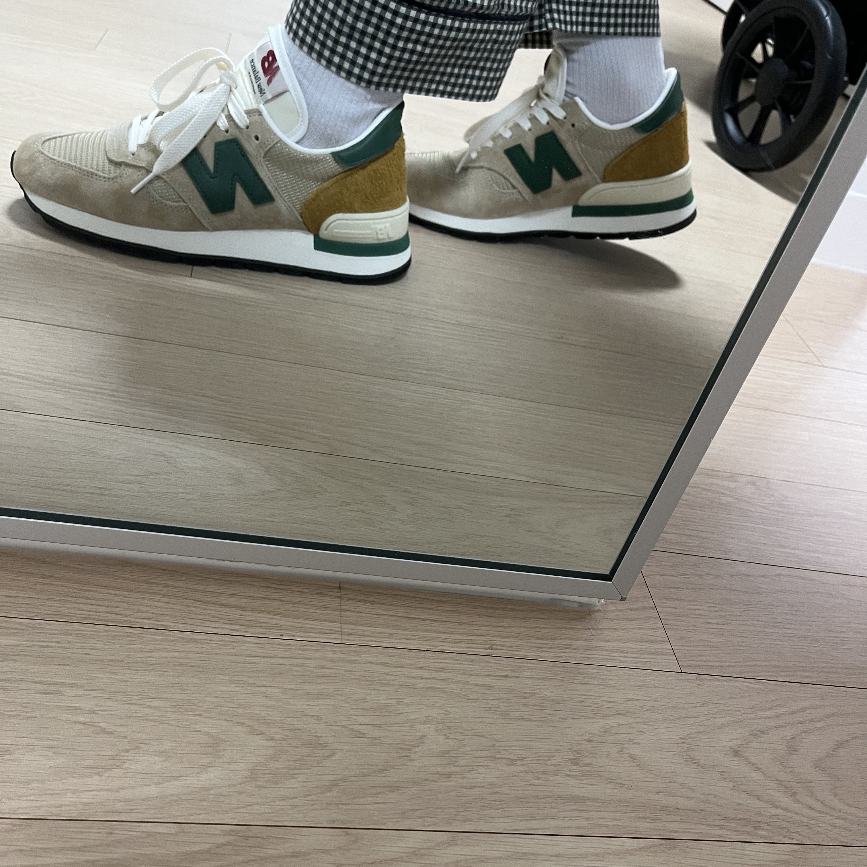 New Balance 990v1 Tan Green 착용 스타일 - 2