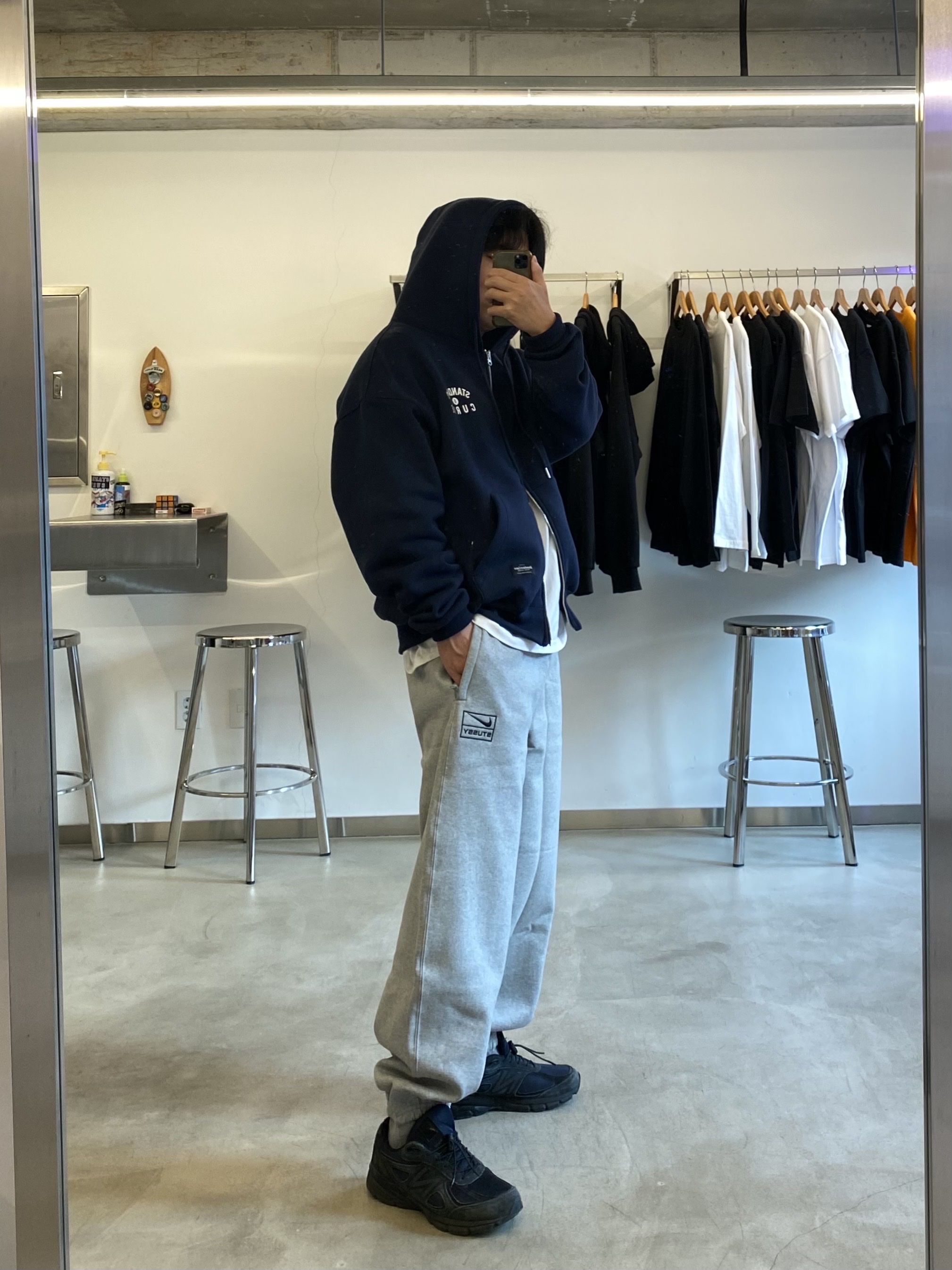 Nike x Stussy NRG Fleece Pants Dark Grey Heather (DO9340-063), New Balance x JJJJound 990v4 Navy 착용 스타일 - 3