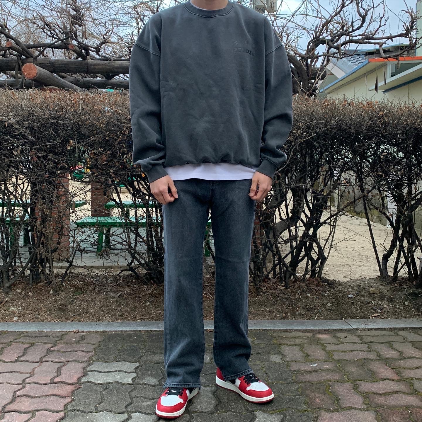 IAB Studio Pigment Sweatshirt & Mini Bag Black, Jordan 1 Retro High OG Chicago 2022 착용 스타일 - 4
