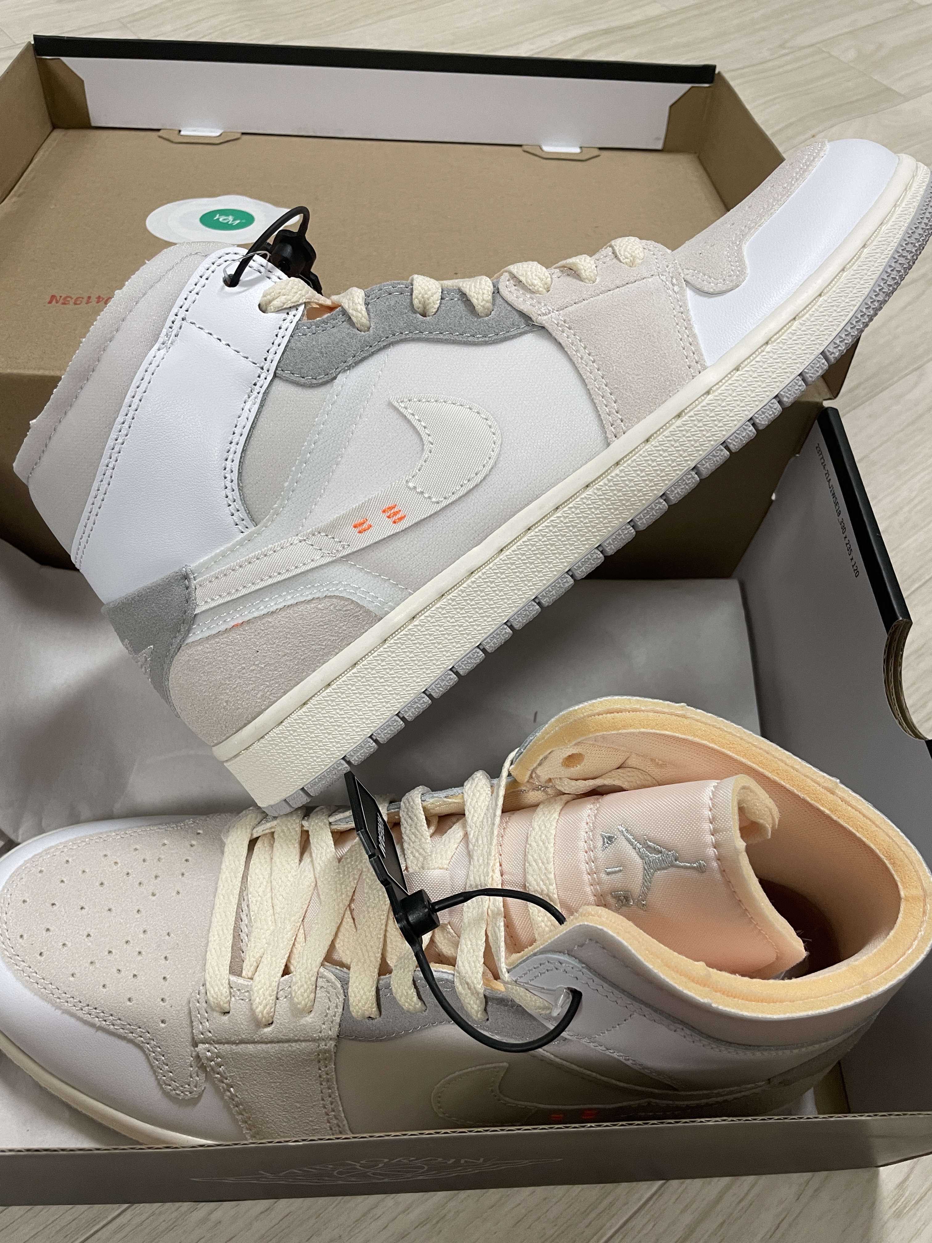 Jordan 1 Mid SE Craft White and Phantom 착용 스타일