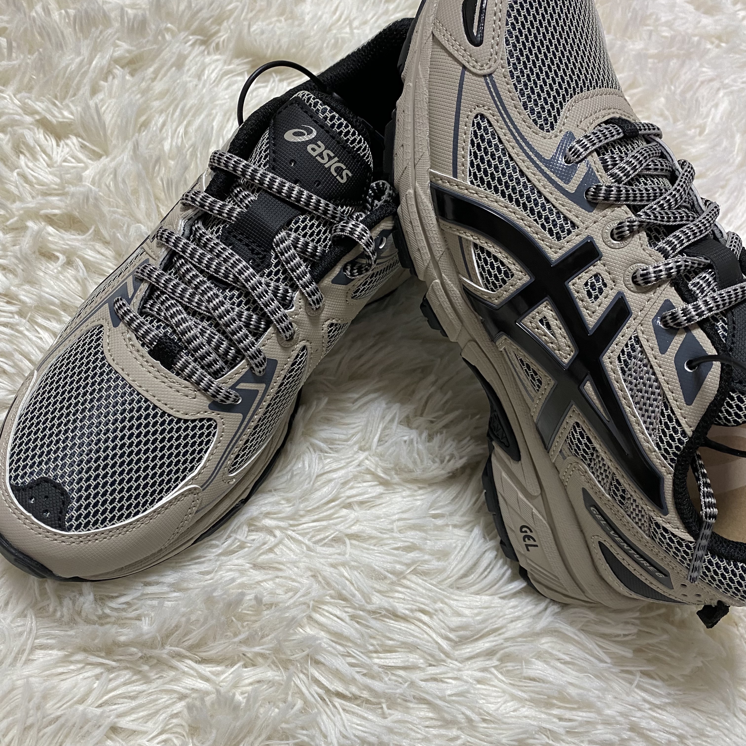 Asics Gel-Venture 6 Feather Grey Black 착용 스타일