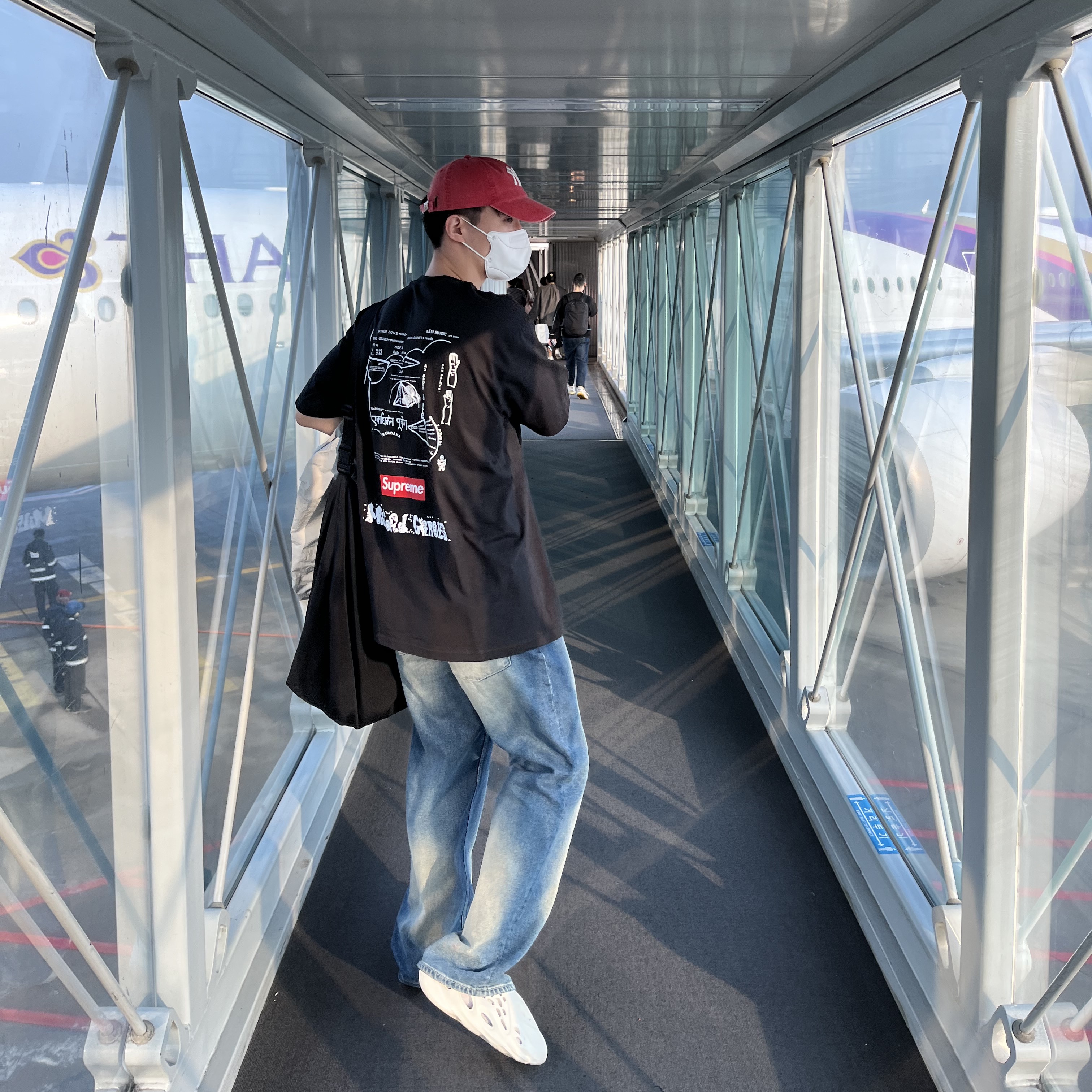 Adidas Yeezy Foam RNNR Sand, Supreme Milford Graves T-Shirt Black - 22FW 착용 스타일