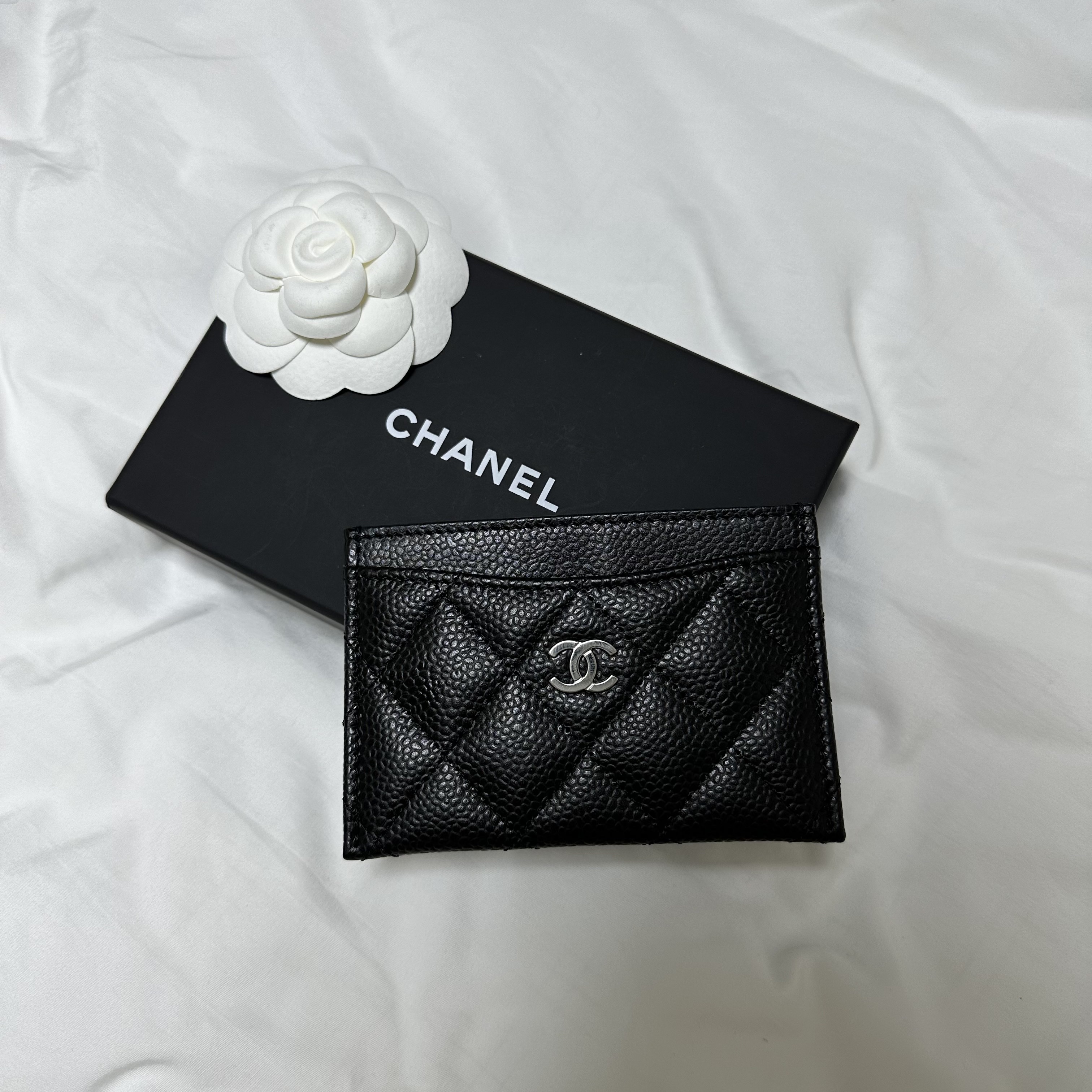 Chanel Classic Card Holder Grained Calfskin & Silver Black 착용 스타일