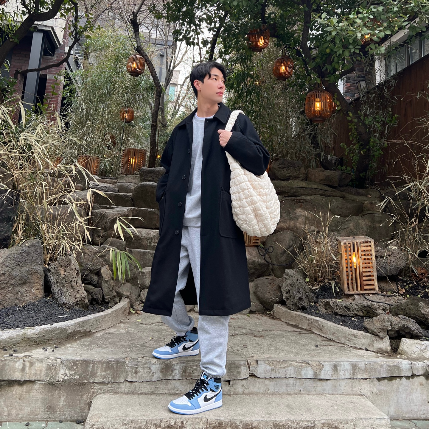 Jordan 1 Retro High OG University Blue, COS Quilted Oversized Shoulder Bag Off White Light Beige 착용 스타일 - 1