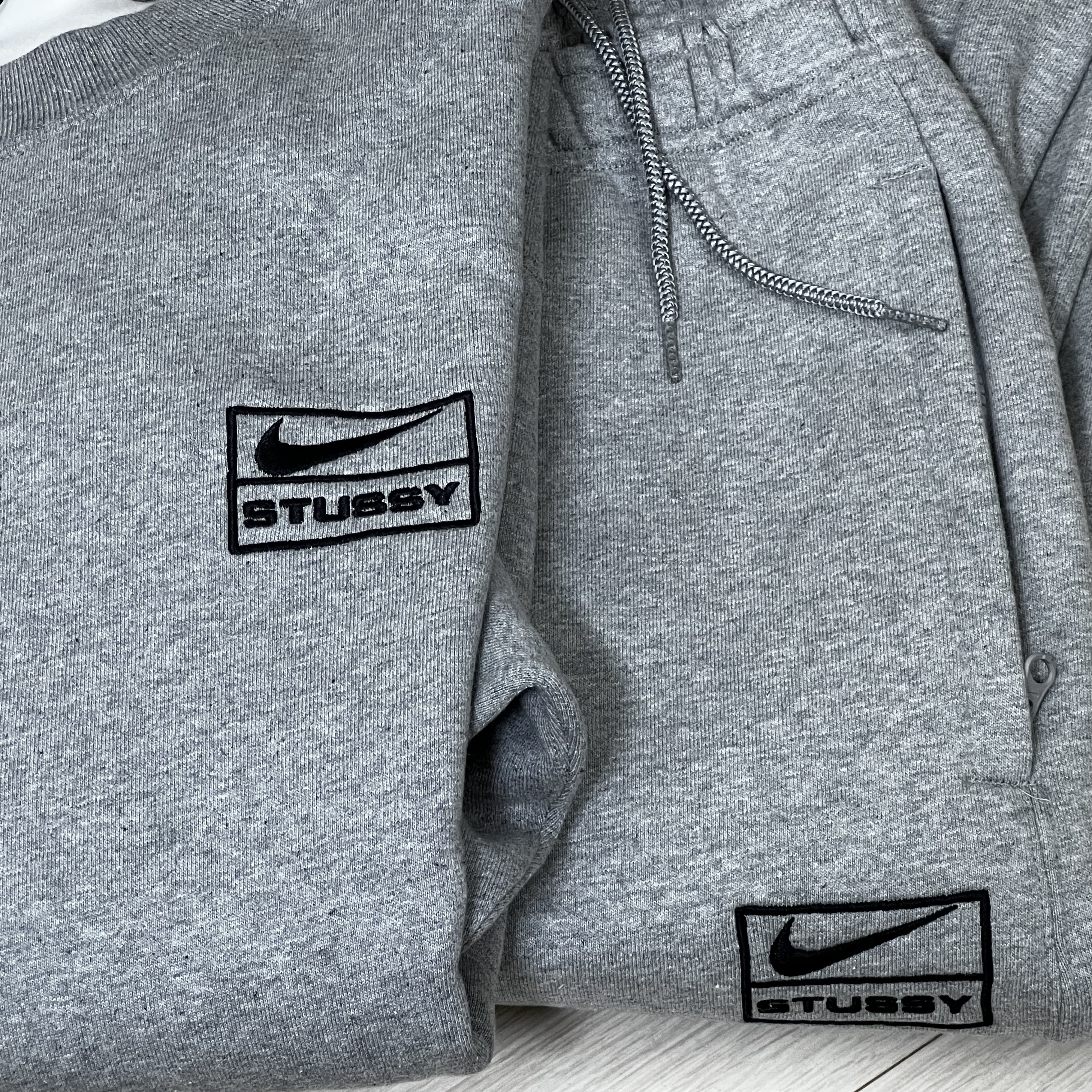 Nike x Stussy NRG Fleece Crewneck Dark Grey Heather (DO9337-063), Nike x Stussy NRG Fleece Pants Dark Grey Heather (DO9340-063) 착용 스타일 - 2