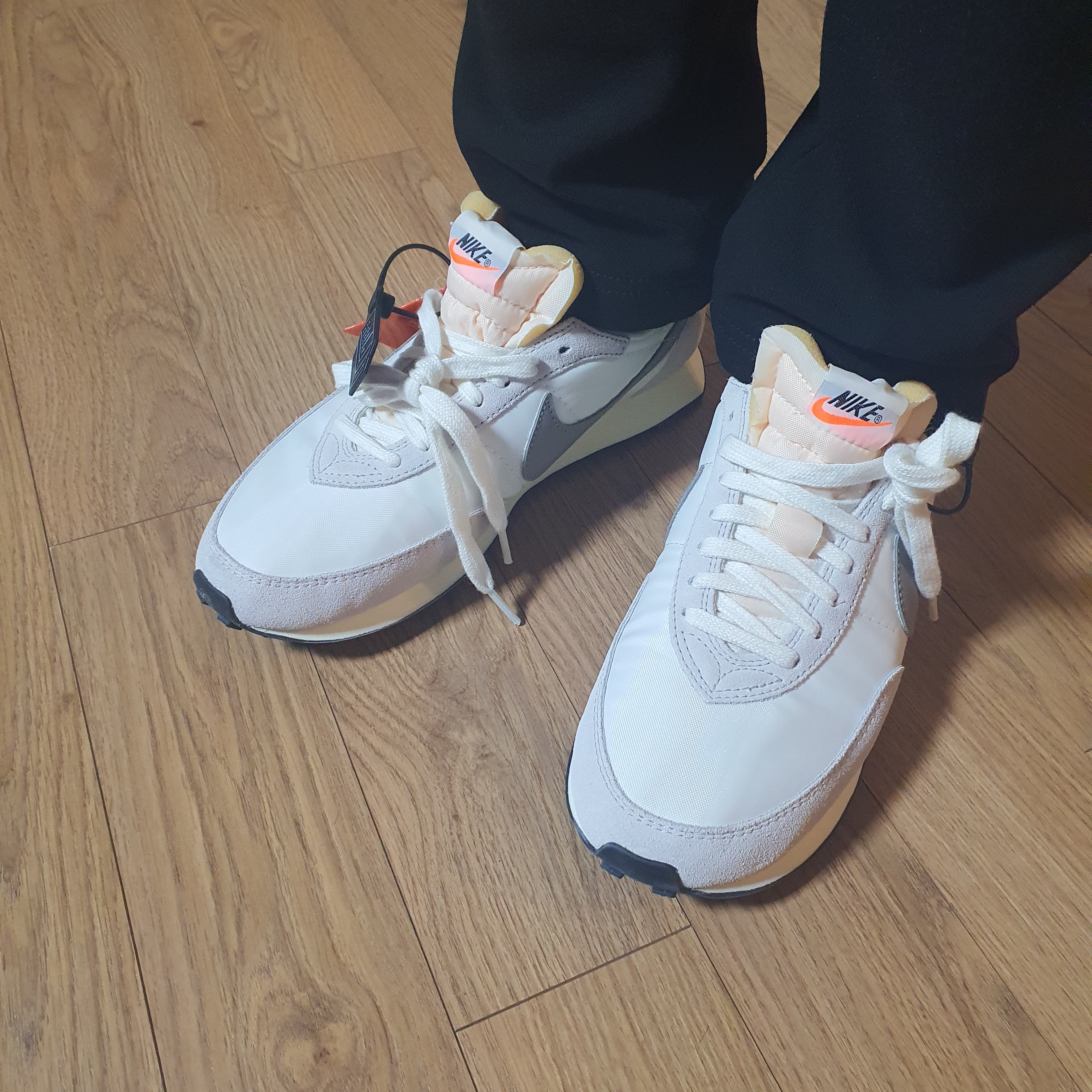 Nike Waffle Trainer 2 SE Sail Medium Grey 착용 스타일