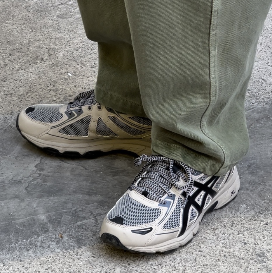 Asics Gel-Venture 6 Feather Grey Black 착용 스타일 - 3