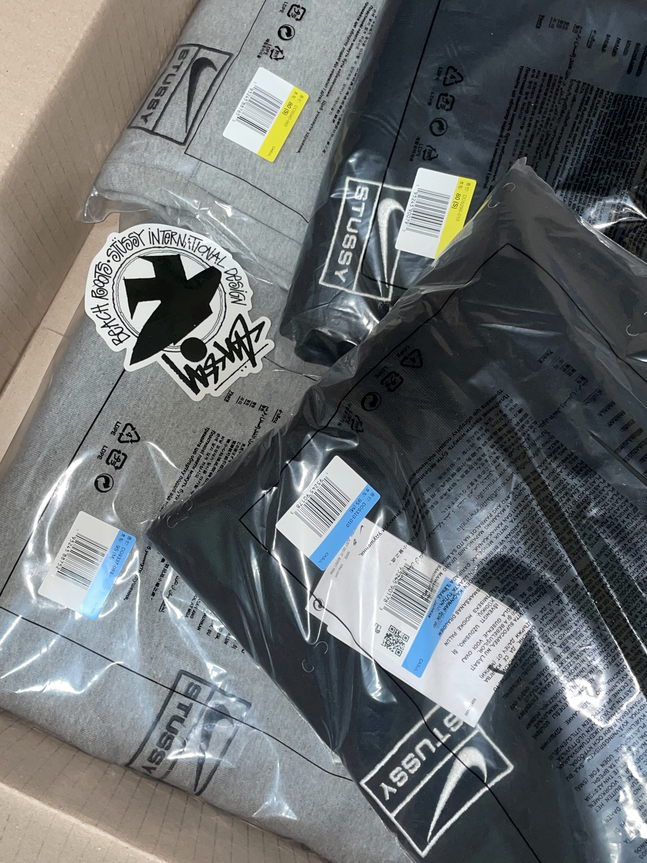 Nike x Stussy NRG Fleece Pants Dark Grey Heather (DO9340-063), Nike x Stussy NRG Fleece Crewneck Dark Grey Heather (DO9337-063) 착용 스타일