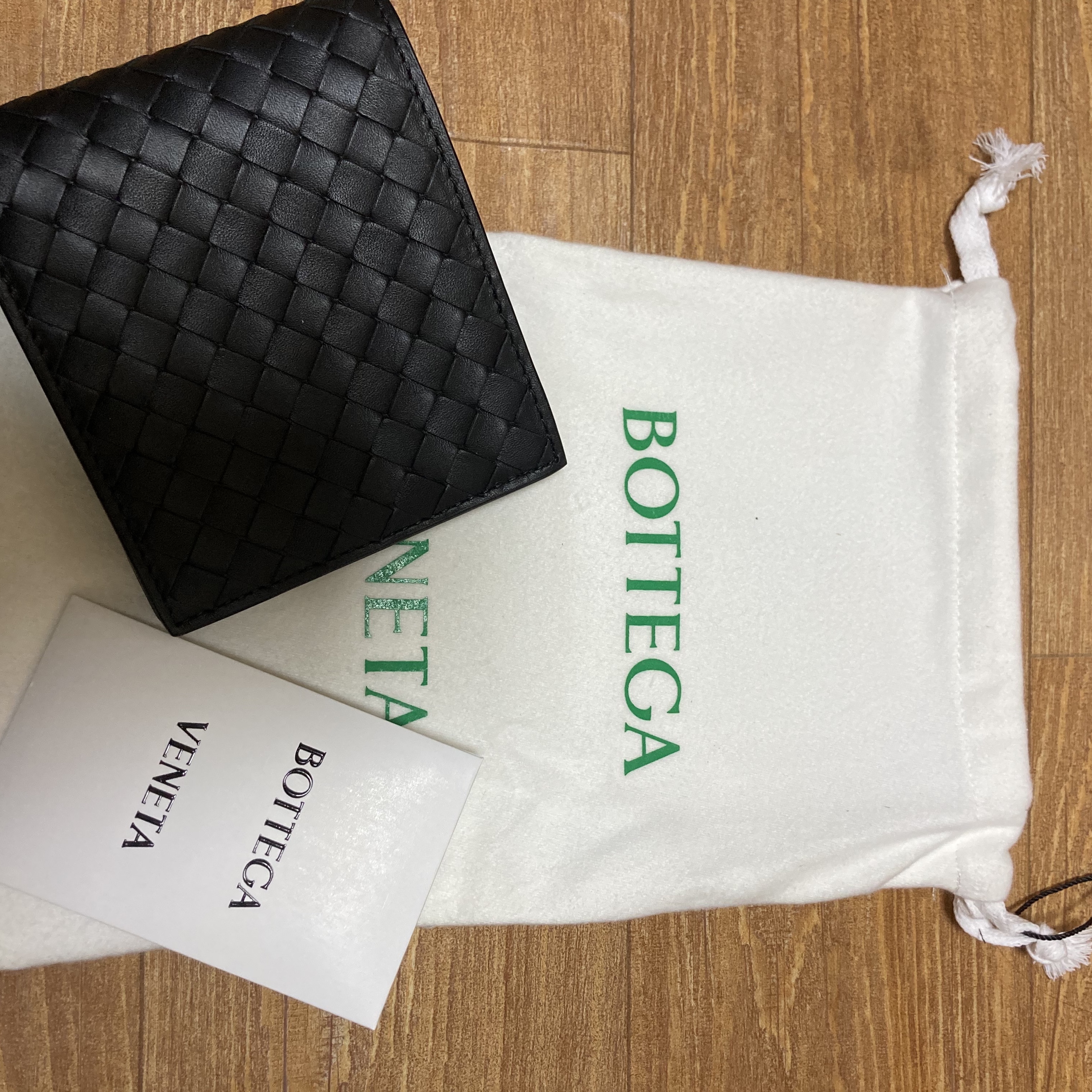 Bottega Veneta Bi-Fold Wallet Black 착용 스타일 - 1