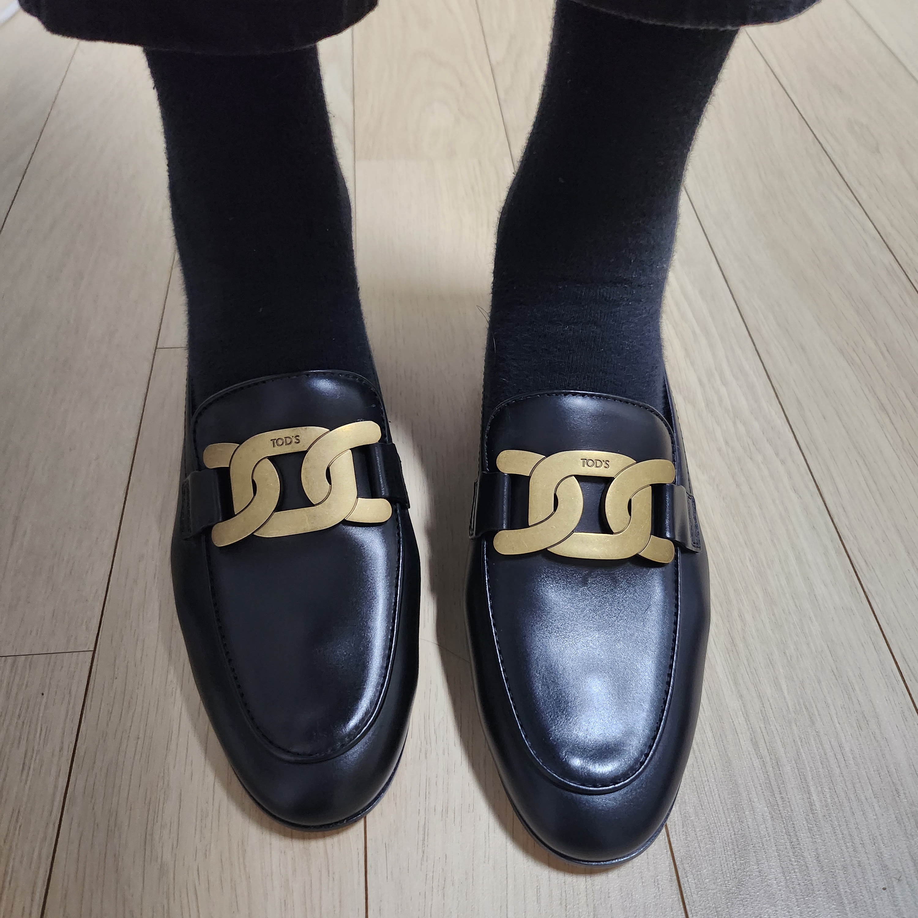 (W) Tod's Kate Metal Logo Leather Loafers Black 착용 스타일