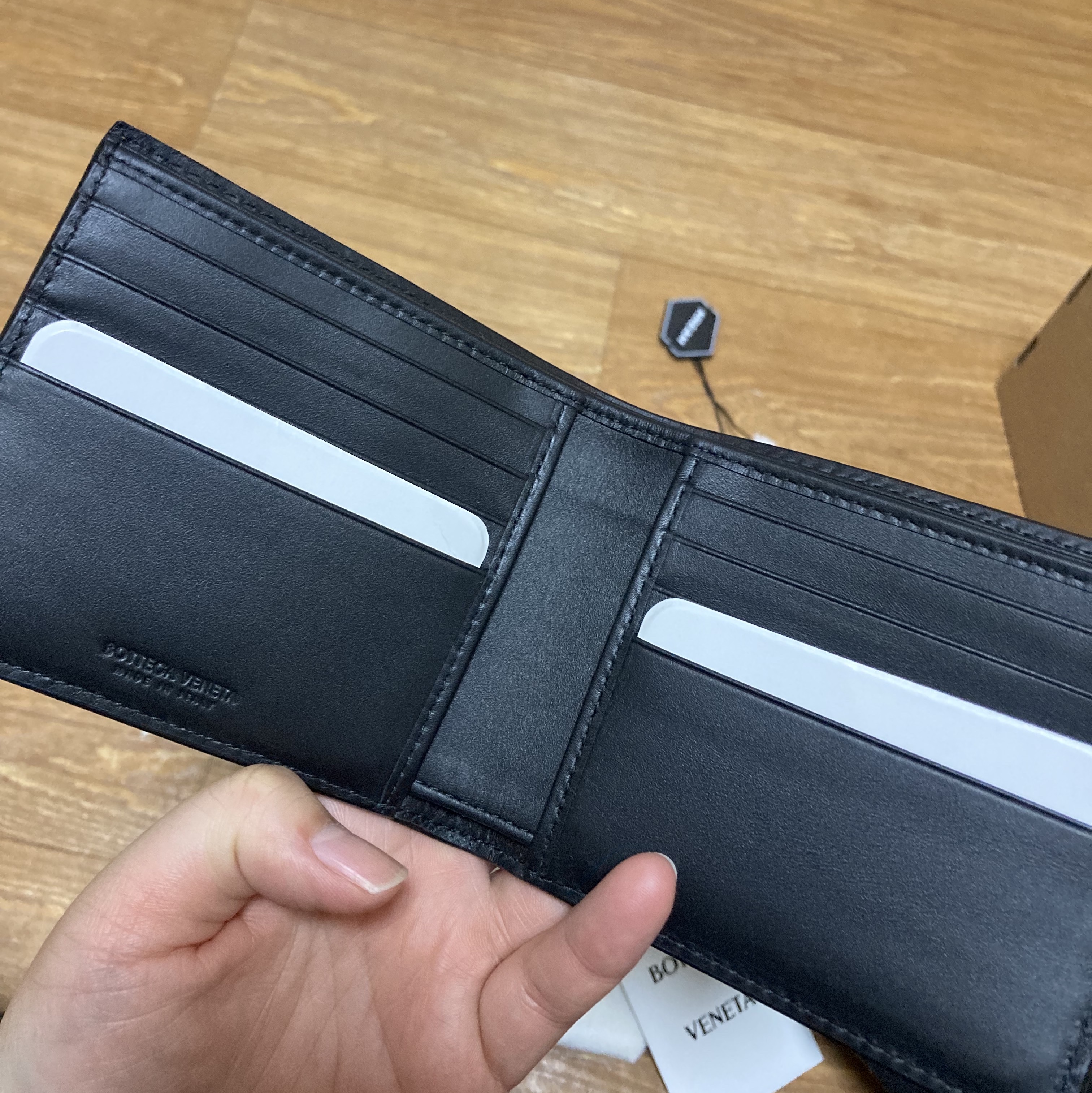 Bottega Veneta Bi-Fold Wallet Black 착용 스타일 - 2