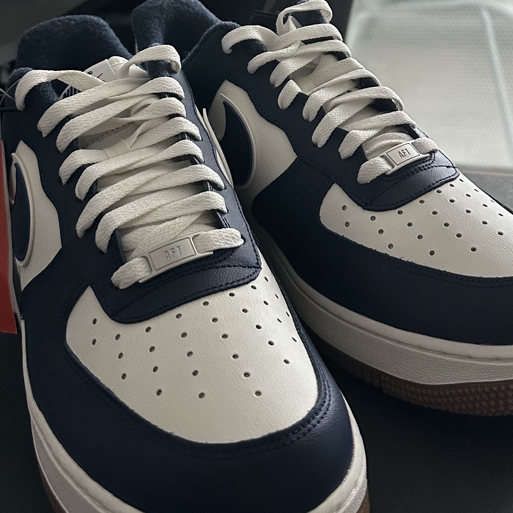 Nike Air Force 1 '07 LV8 Midnight Navy 착용 스타일