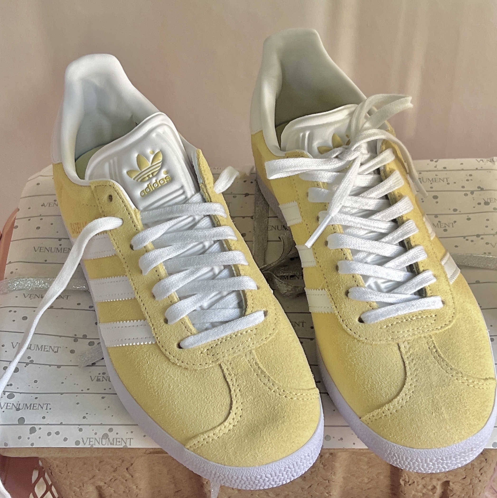 Adidas Gazelle Almost Yellow 착용 스타일 - 3