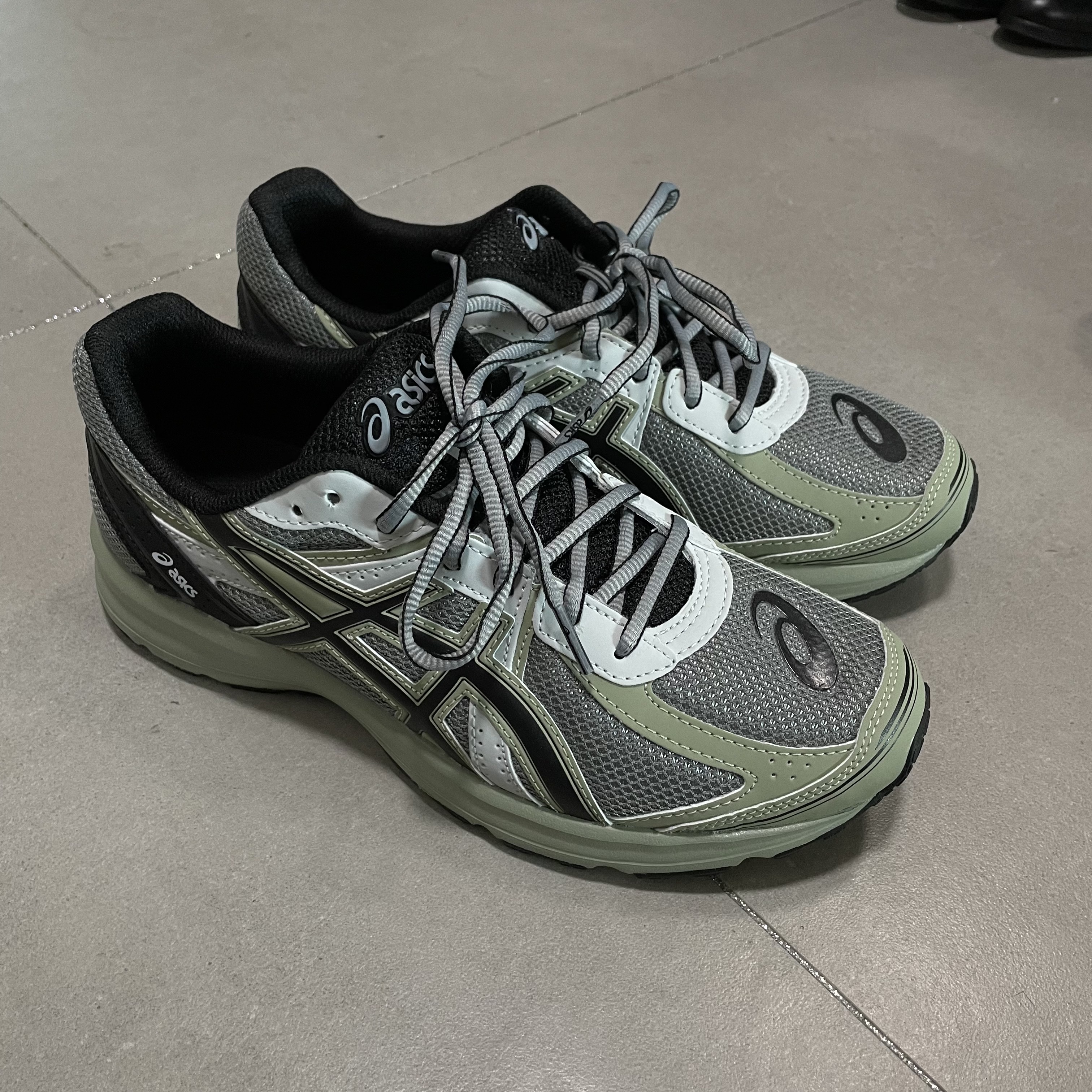 Asics Jog 100 S Sheet Rock - 2E Wide 착용 스타일 - 2