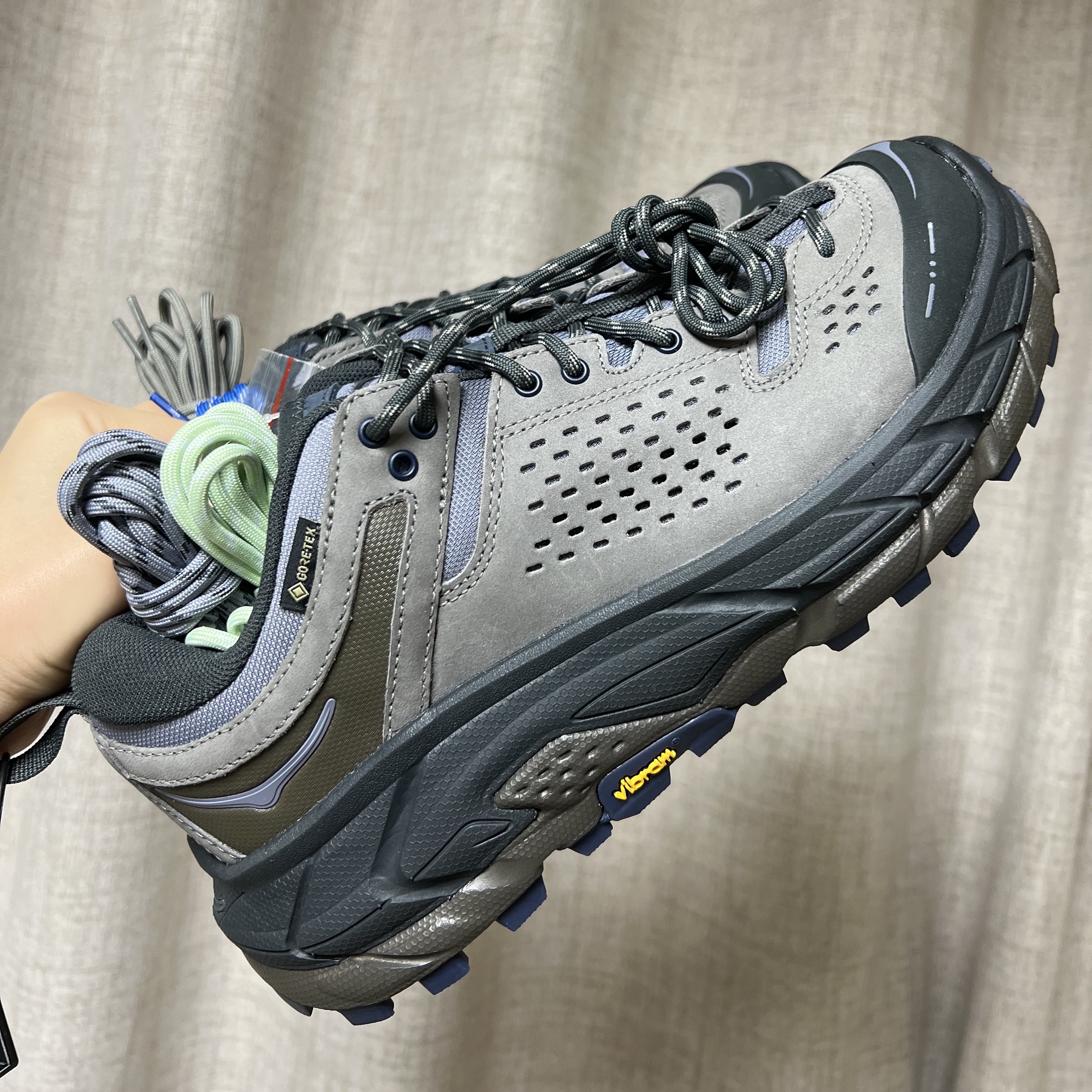 Hoka x J.L-A.L Tor Ultra Low Desert Taupe Rock Ridge 착용 스타일 - 5