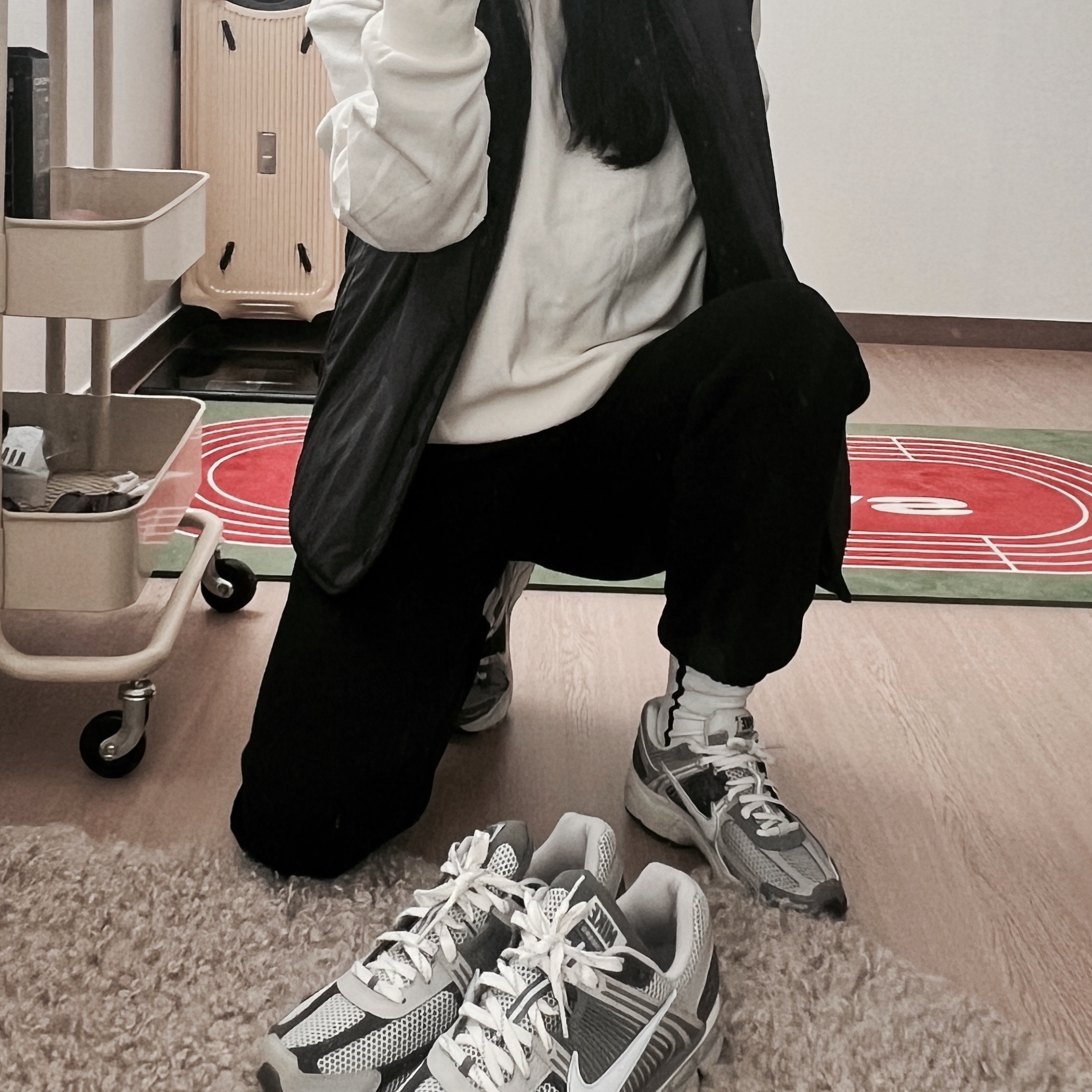 (W) Nike Zoom Vomero 5 Cobblestone and Flat Pewter, Nike Zoom Vomero 5 PRM Light Iron Ore and Flat Fewter 착용 스타일 - 2