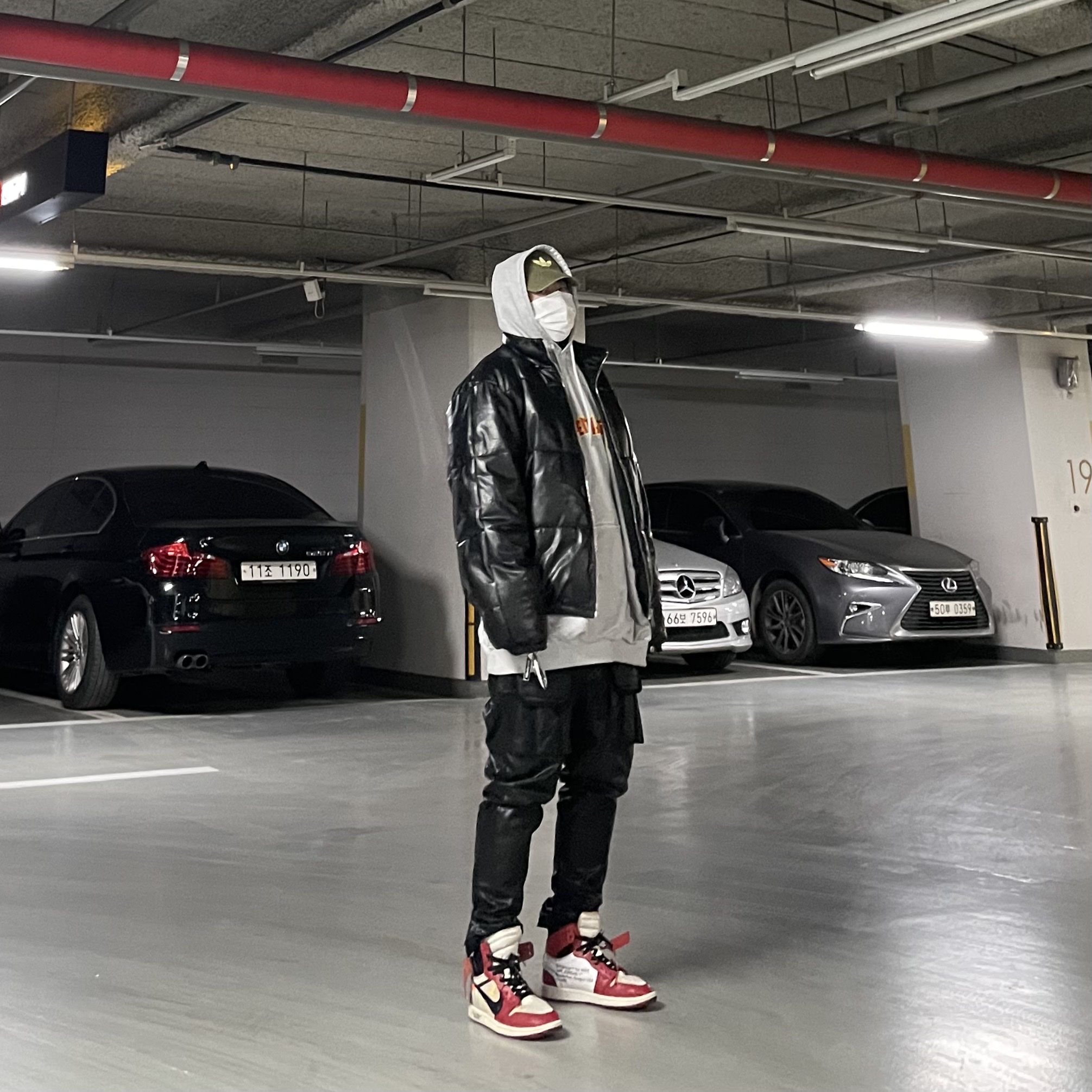 Jordan 1 x Off-White Retro High Chicago The Ten, Balenciaga Metal Oversized Hoodie Light Grey 착용 스타일 - 1