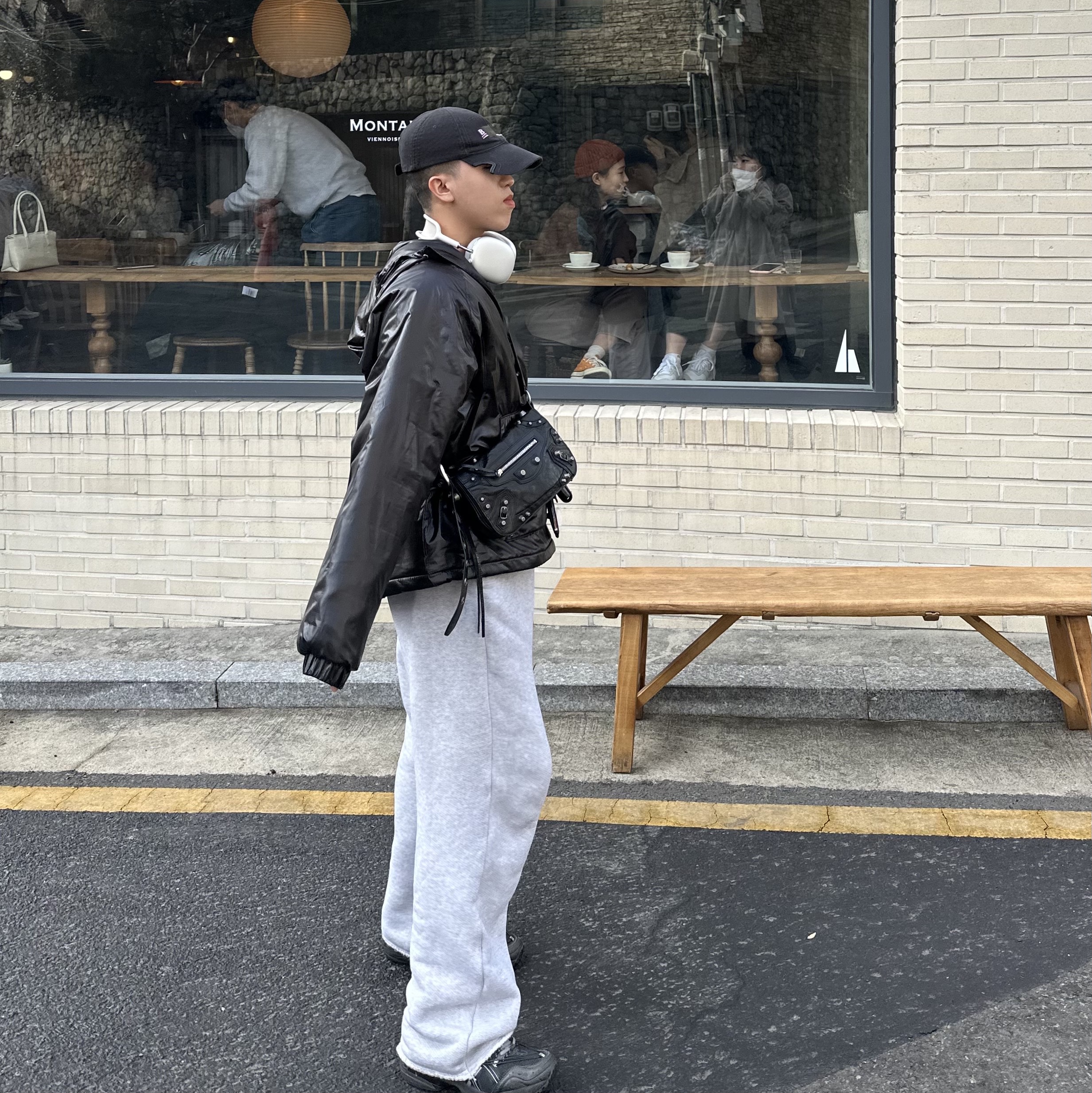 Balenciaga Arena Lambskin Aged Silver Hardware Le Cagole XS Flap Bag Black, Apple AirPods Max Lightning Silver (Korean Ver.) 착용 스타일 - 3