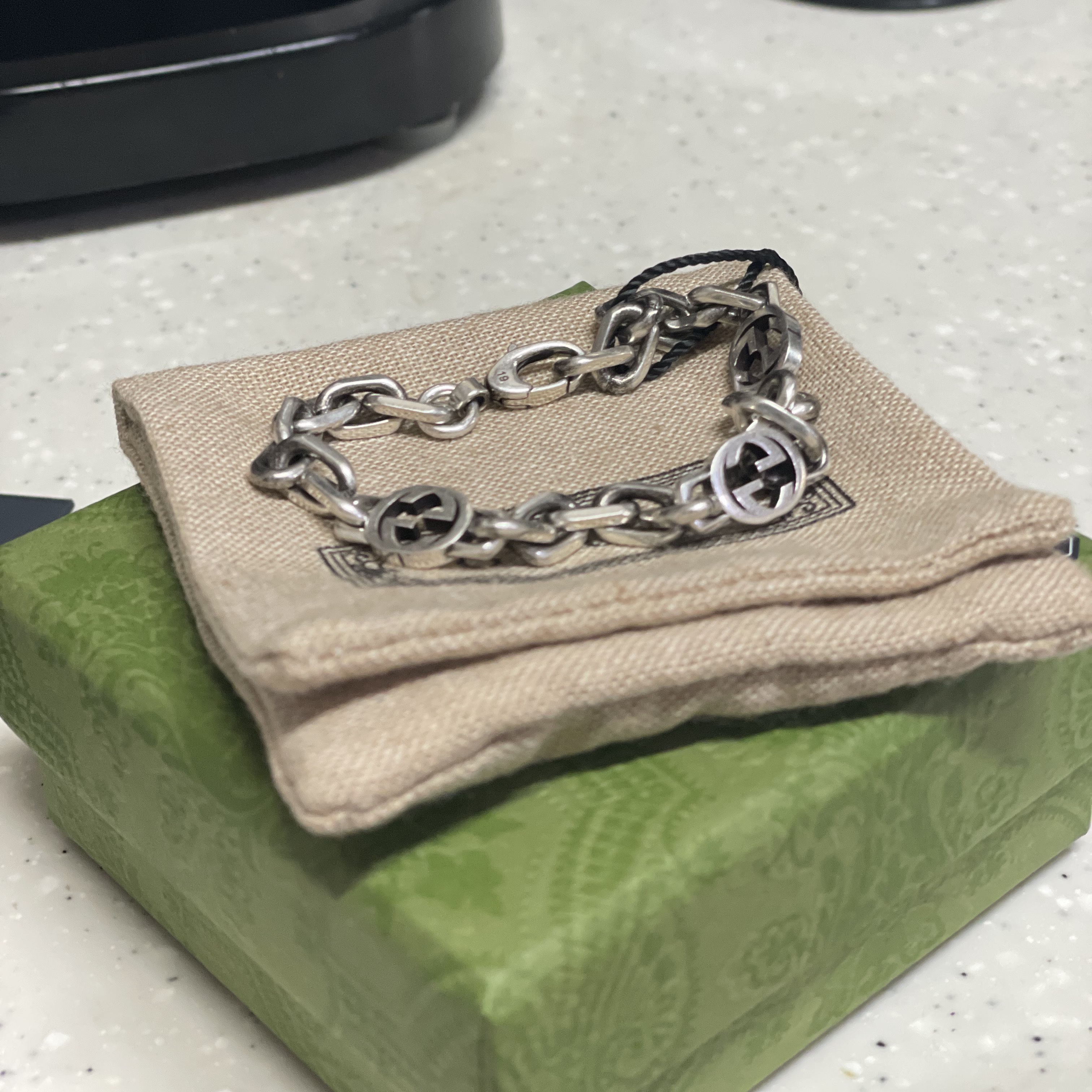 Gucci Interlocking G Bracelet Silver 착용 스타일