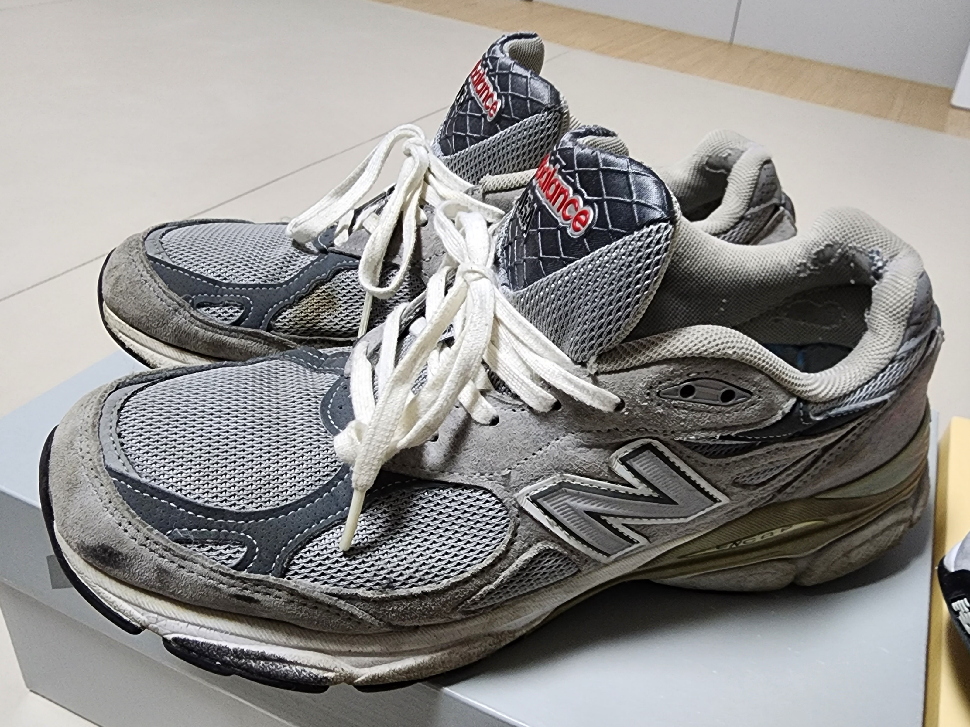New Balance 990v3 Made in USA Grey - D Standard, New Balance 990v3 Made in USA Sea Salt 착용 스타일 - 1