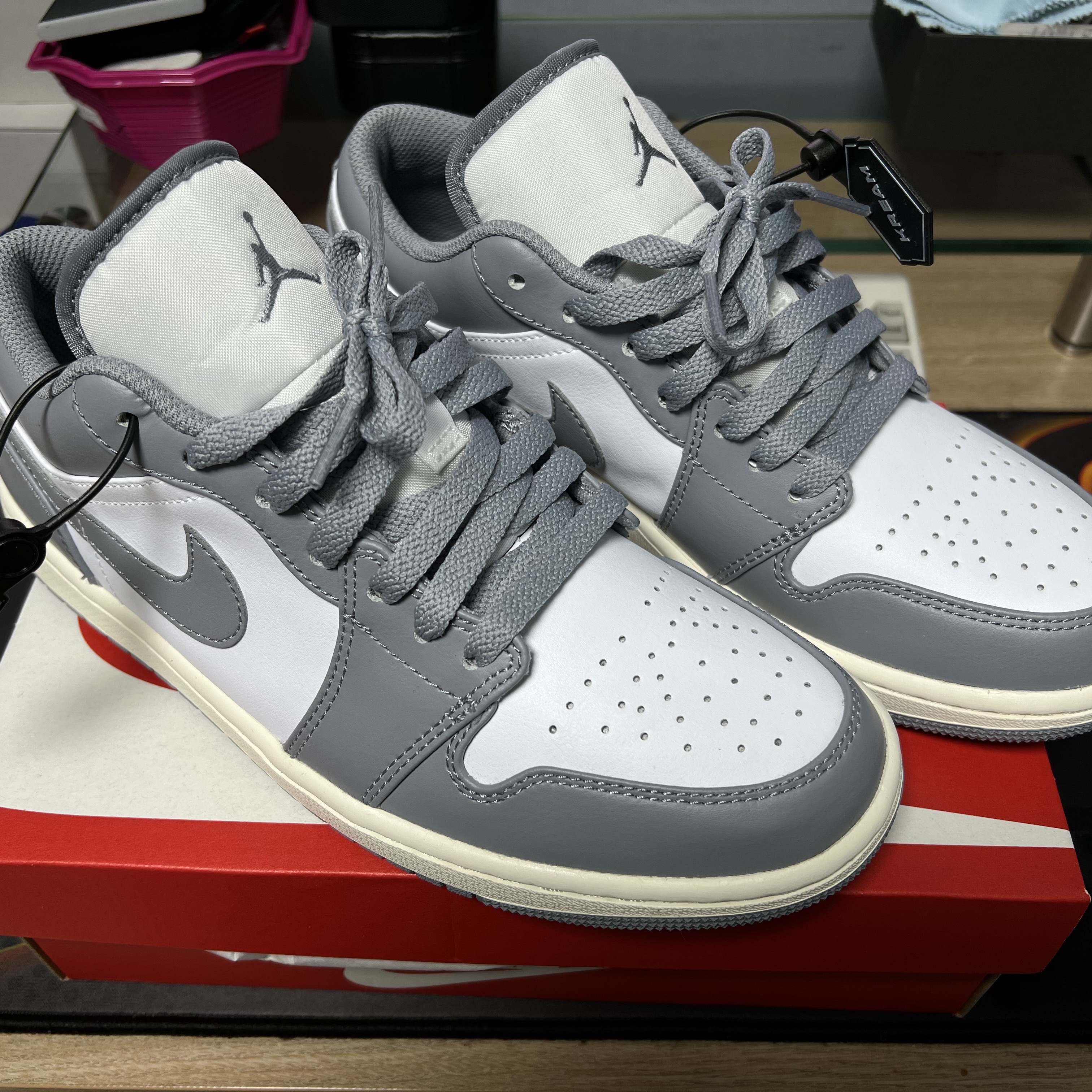Jordan 1 Low Stealth and White 착용 스타일
