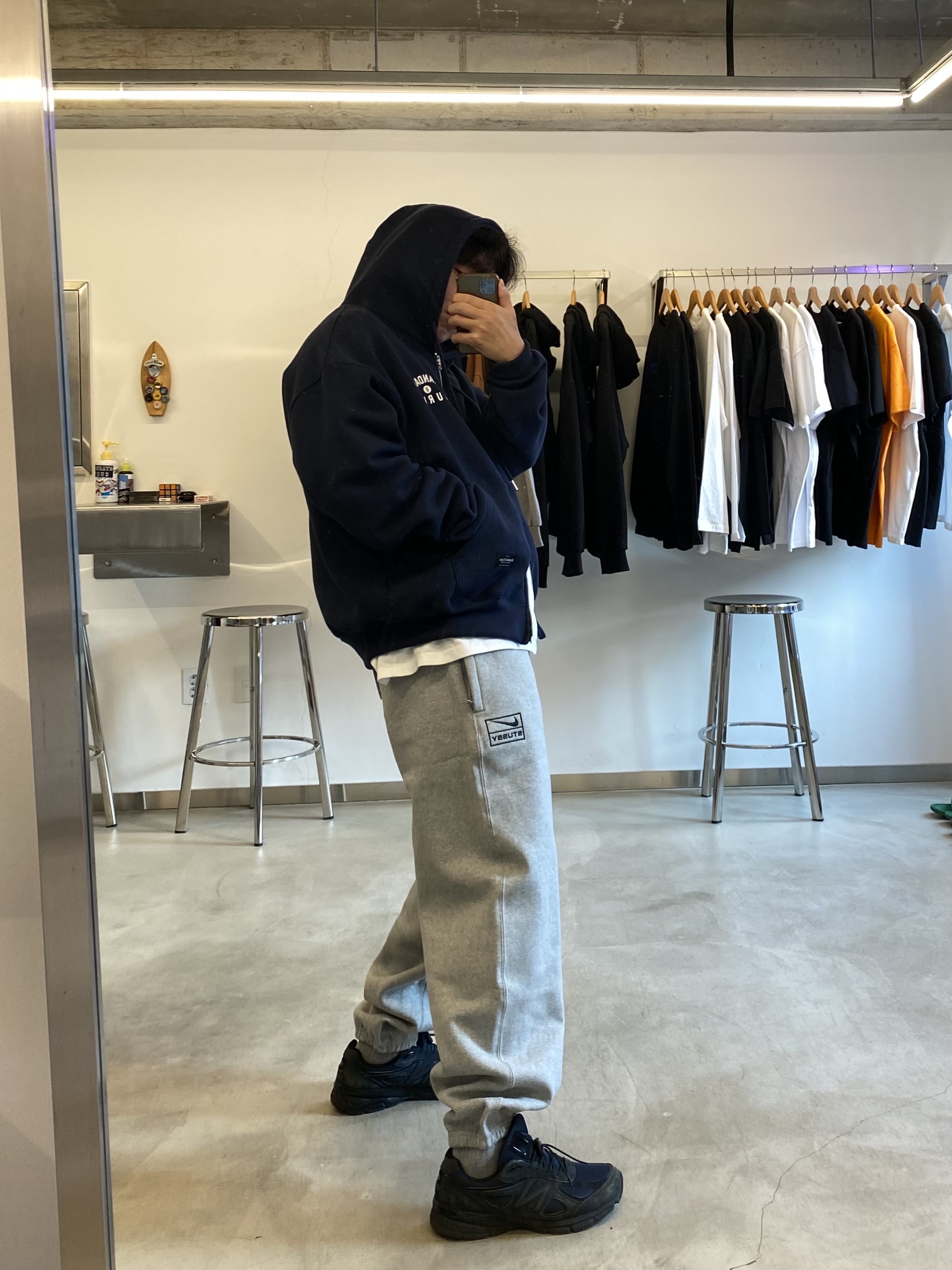 Nike x Stussy NRG Fleece Pants Dark Grey Heather (DO9340-063), New Balance x JJJJound 990v4 Navy 착용 스타일 - 2