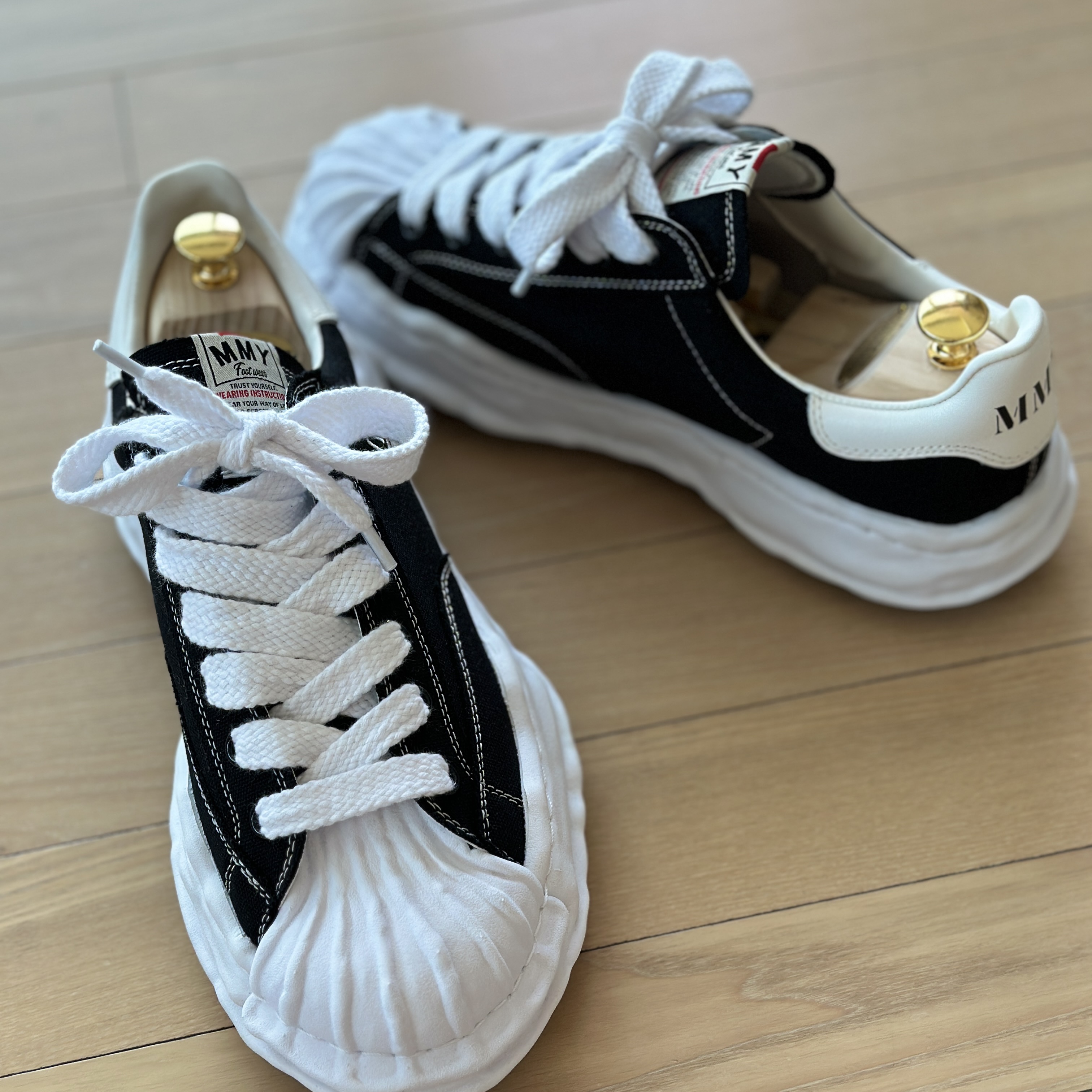 Maison Mihara Yasuhiro Blakey OG Sole Canvas Low-top Sneakers Black White 착용 스타일 - 3