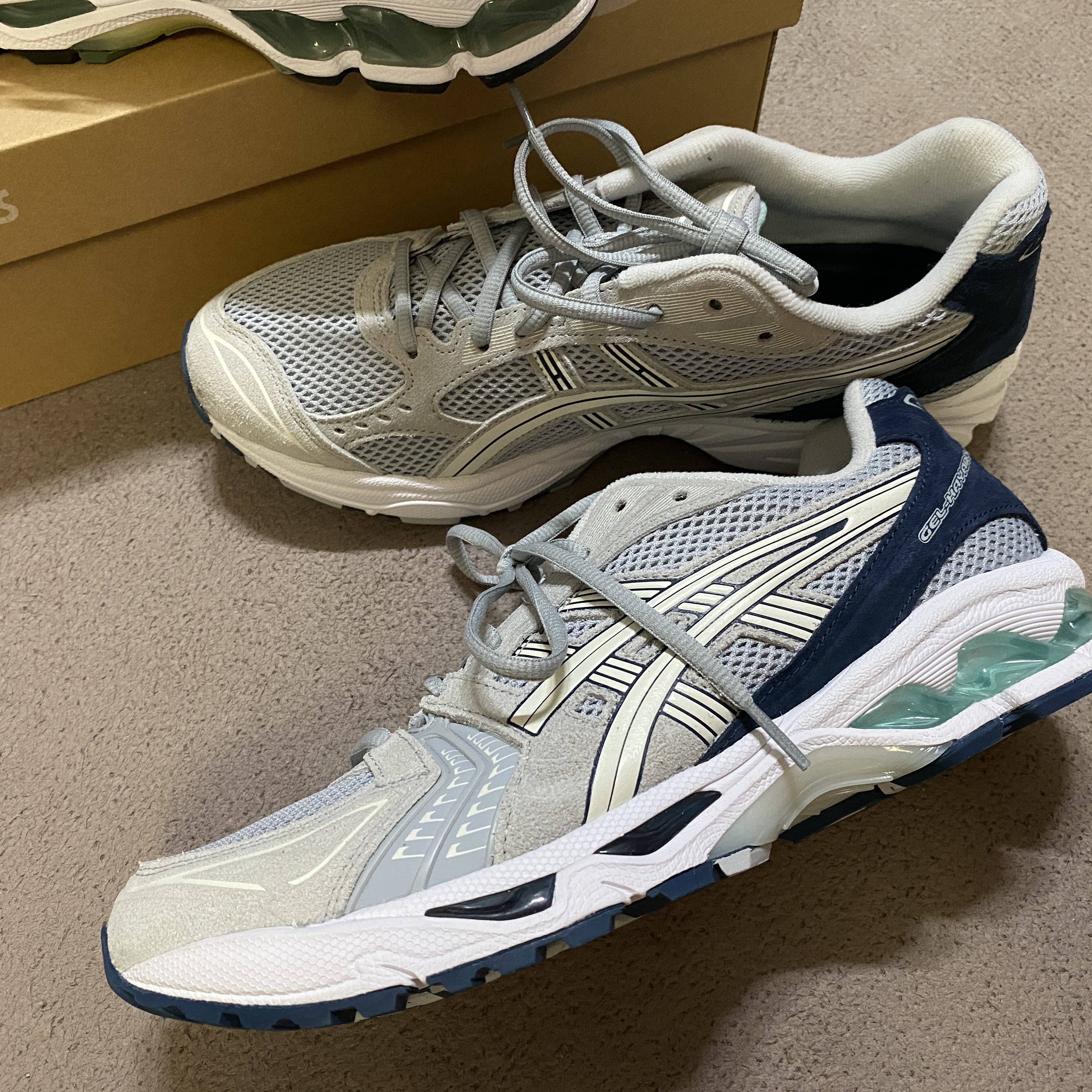 Asics Gel-Kayano 14 Piedmont Grey 착용 스타일