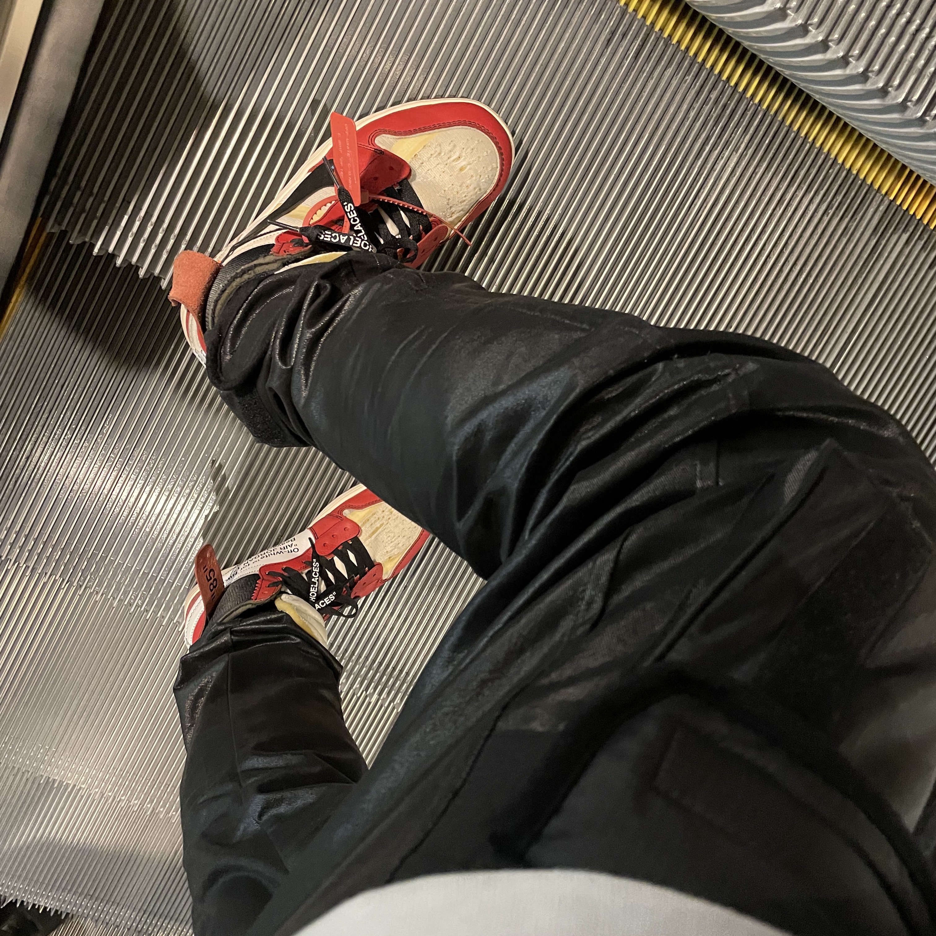 Jordan 1 x Off-White Retro High Chicago The Ten, Balenciaga Metal Oversized Hoodie Light Grey 착용 스타일 - 2